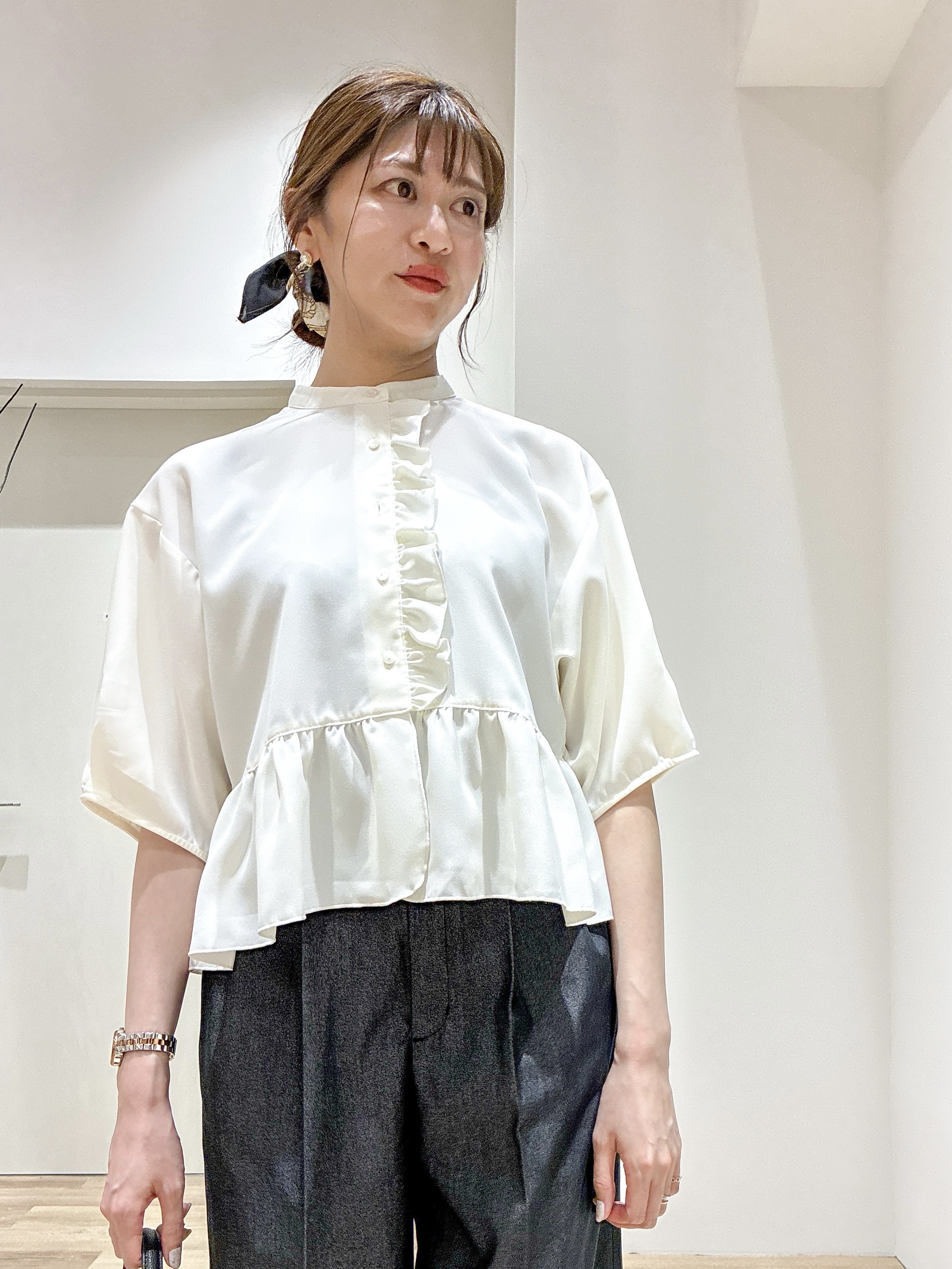 もんちゃんさんの「OPAQUE.CLIP｜【UV／接触冷感／吸水速乾】フリルペプラムブラウス《防シワ／洗濯機OK》」を使ったコーディネート