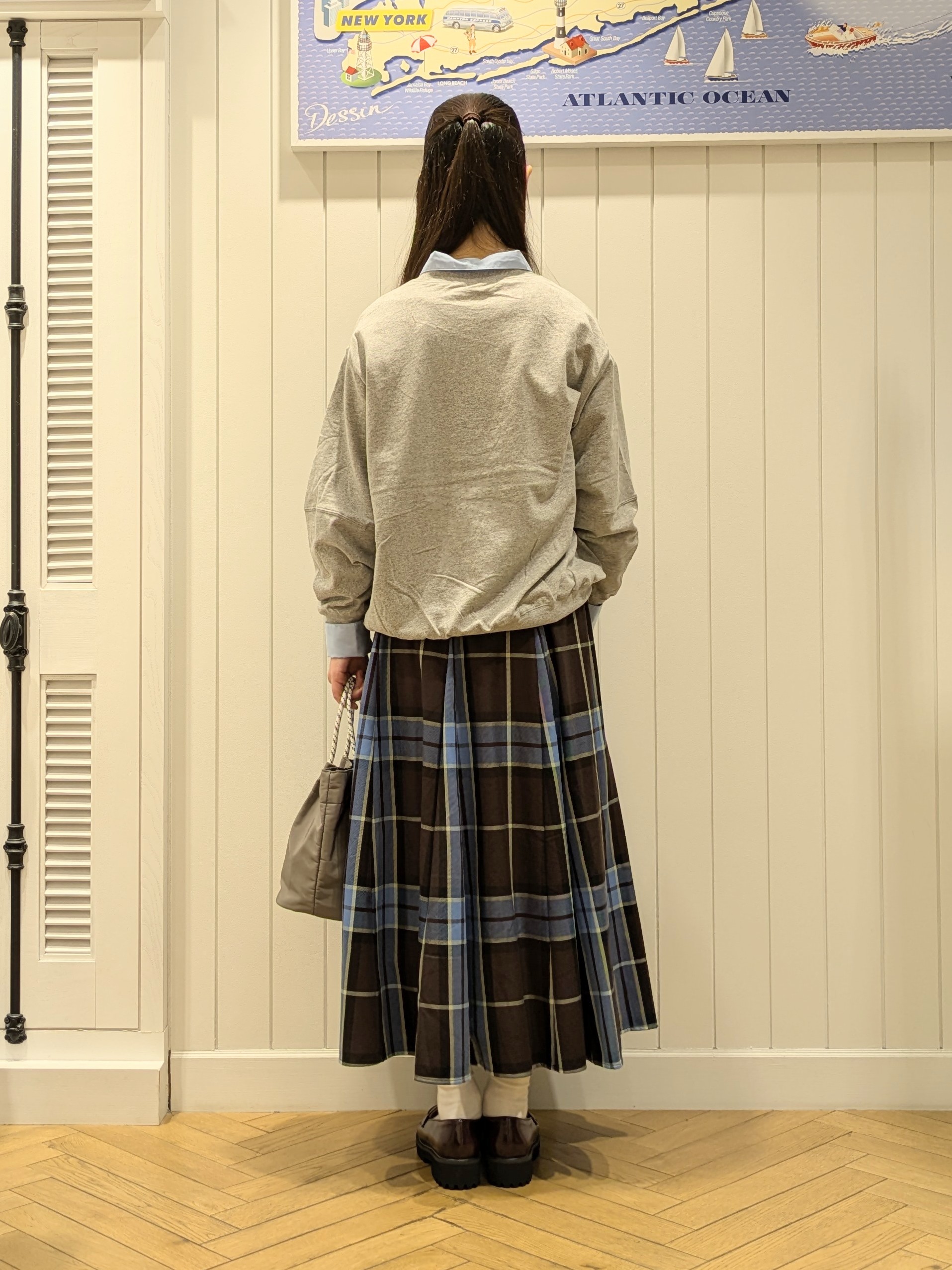 冨澤麻里さんの「Dessin｜フォルムスリーブミニ裏毛プルオーバー」を使ったコーディネート