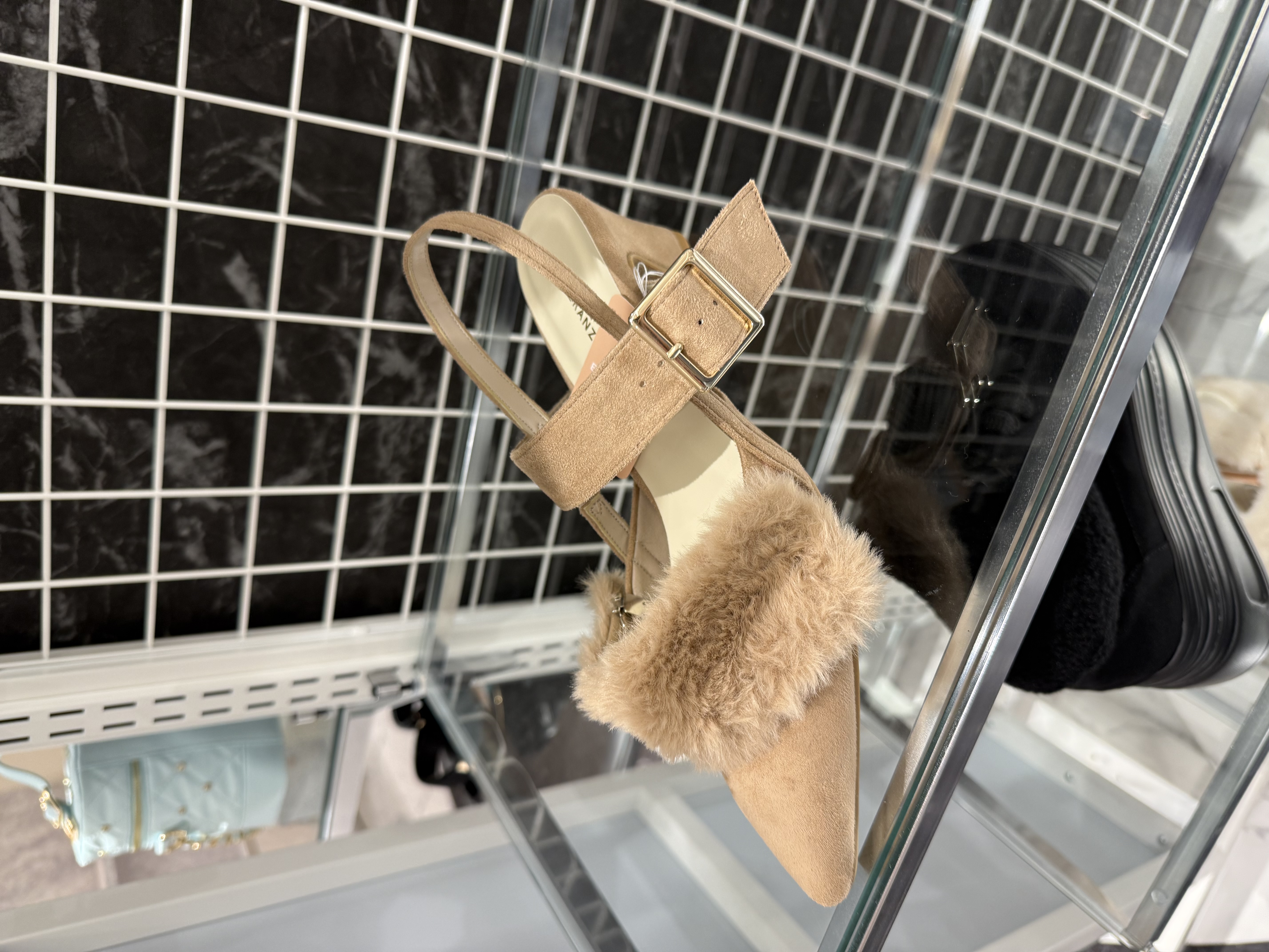 neinaさんの「ESPERANZA｜【Fur Collection】ファー付き2WAYスリングバックミュールパンプス」を使ったコーディネート