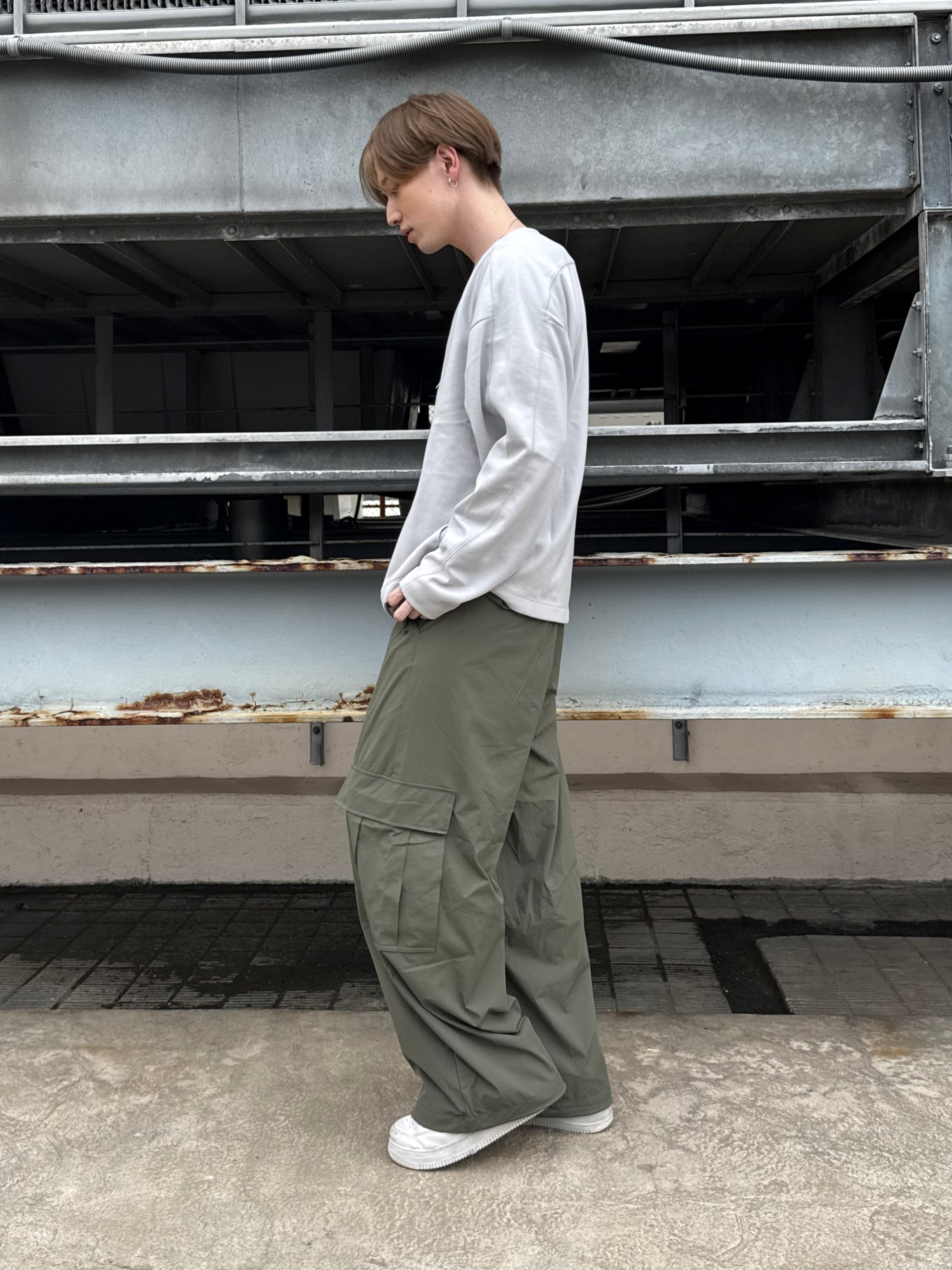 カネダさんの「tk.TAKEO KIKUCHI｜カッティングカーゴパンツ」を使ったコーディネート