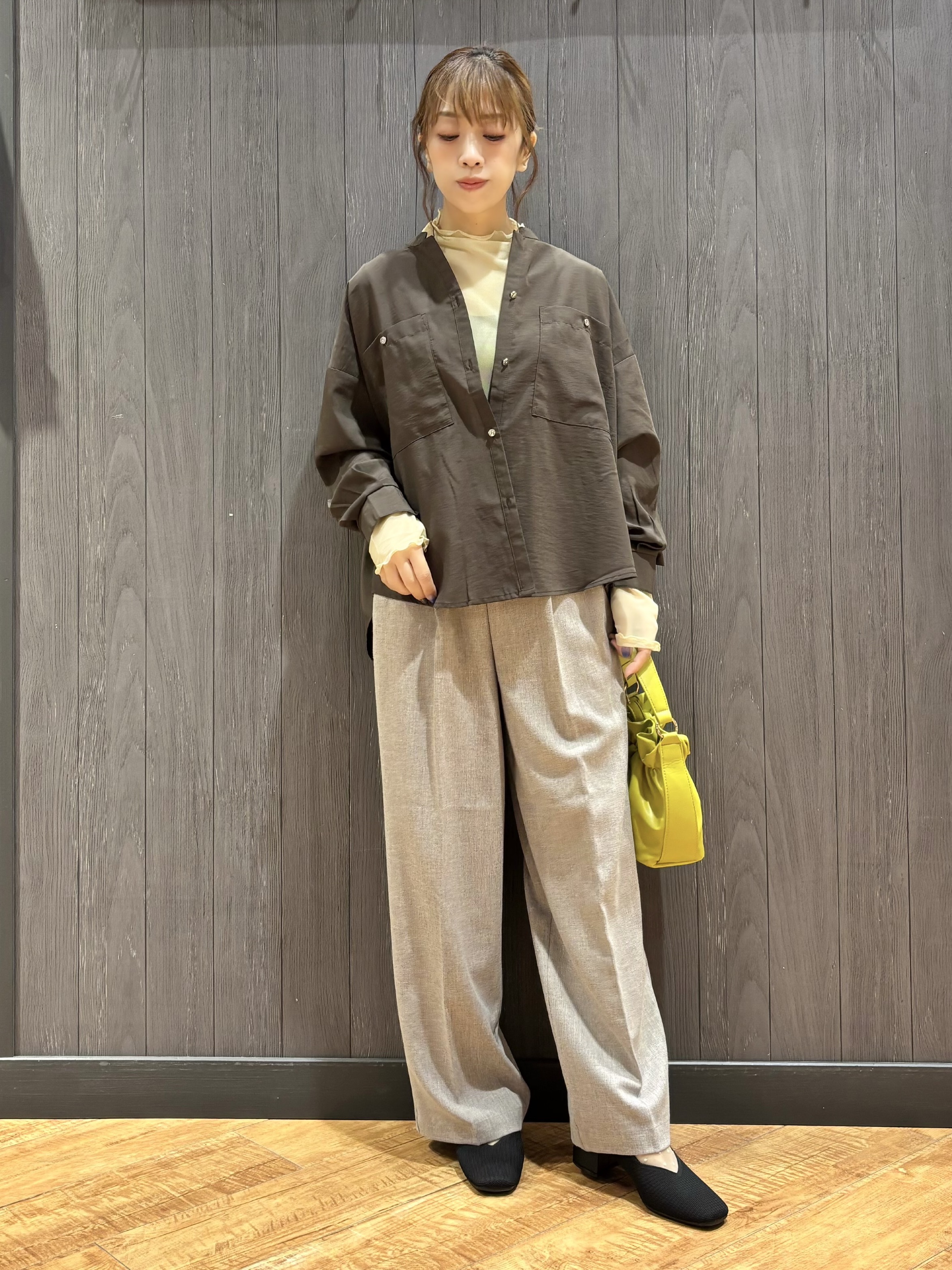 meiさんの「SHOO･LA･RUE｜【洗濯後しわになりにくい/S-LL】キーネック金ボタンポケットシャツ」を使ったコーディネート
