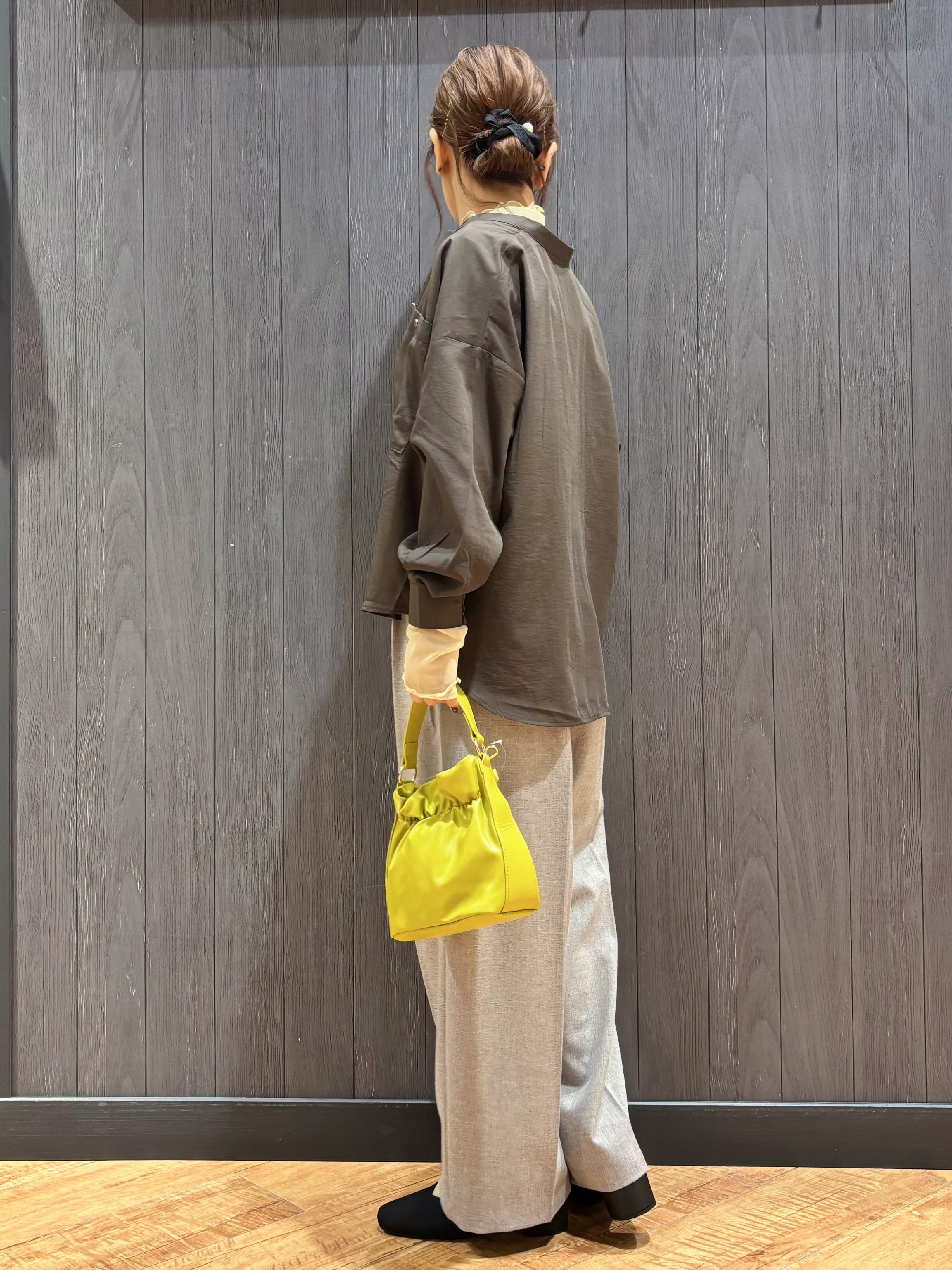 meiさんの「SHOO･LA･RUE｜【洗濯後しわになりにくい/S-LL】キーネック金ボタンポケットシャツ」を使ったコーディネート