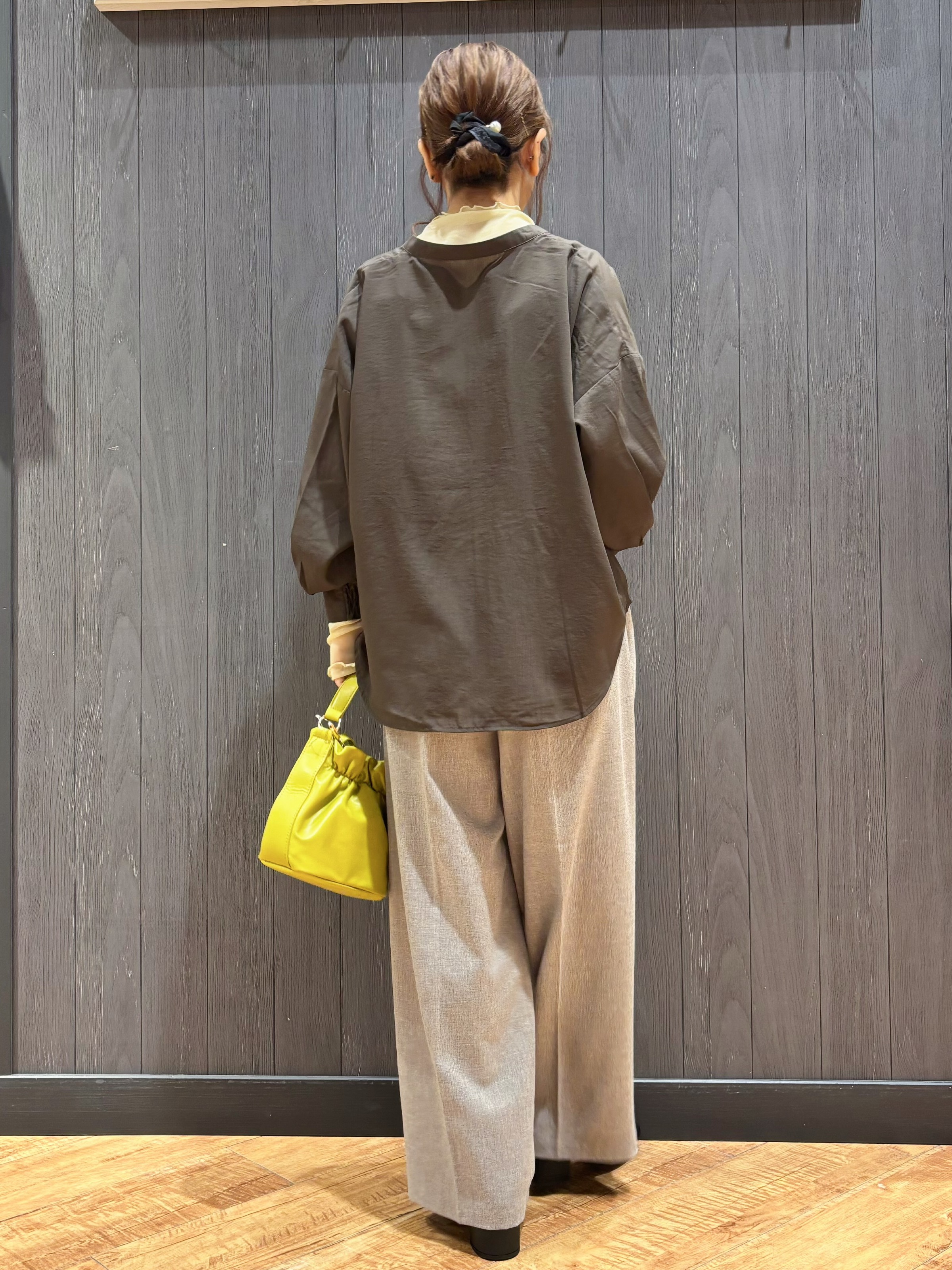 meiさんの「SHOO･LA･RUE｜【洗濯後しわになりにくい/S-LL】キーネック金ボタンポケットシャツ」を使ったコーディネート