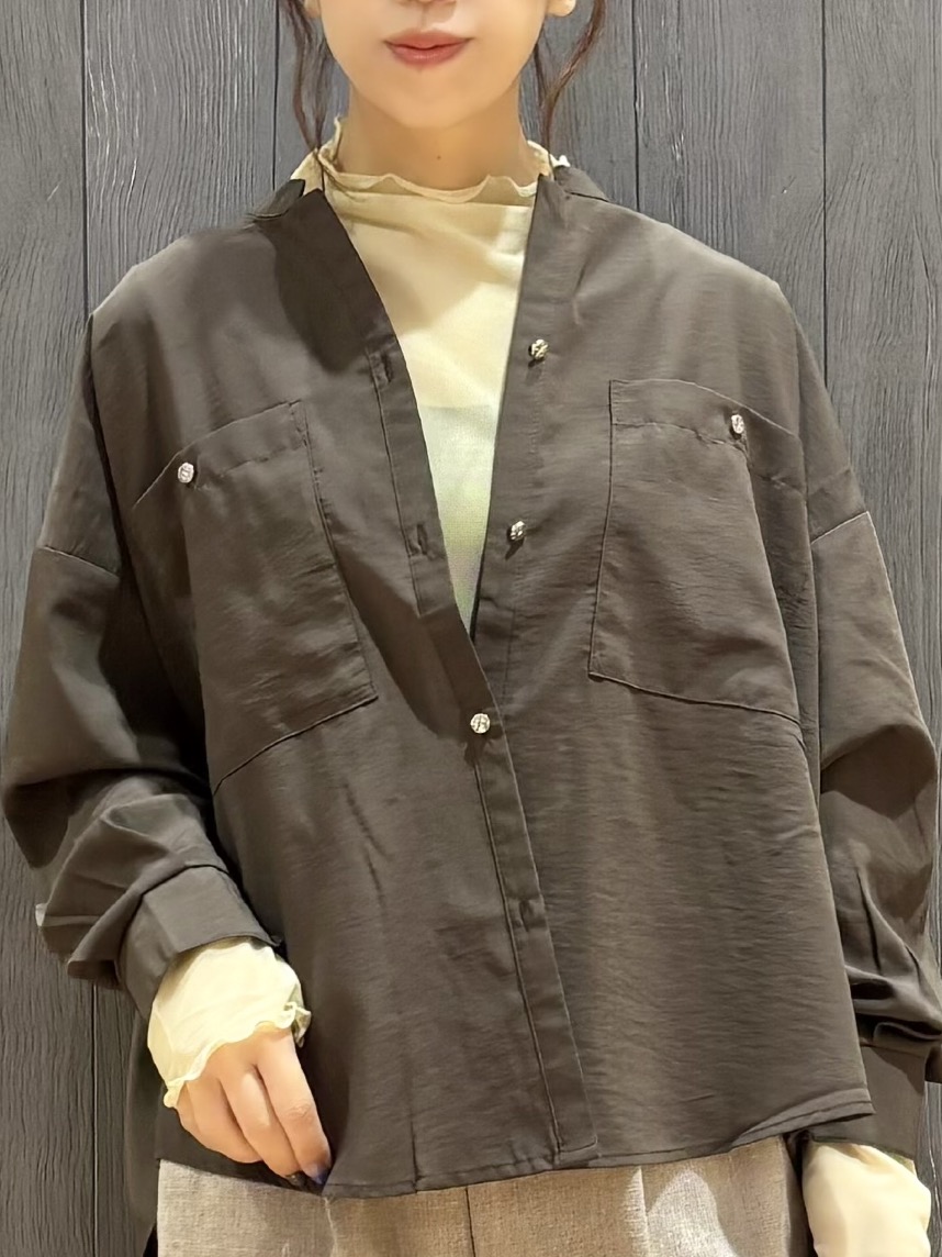 meiさんの「SHOO･LA･RUE｜【洗濯後しわになりにくい/S-LL】キーネック金ボタンポケットシャツ」を使ったコーディネート