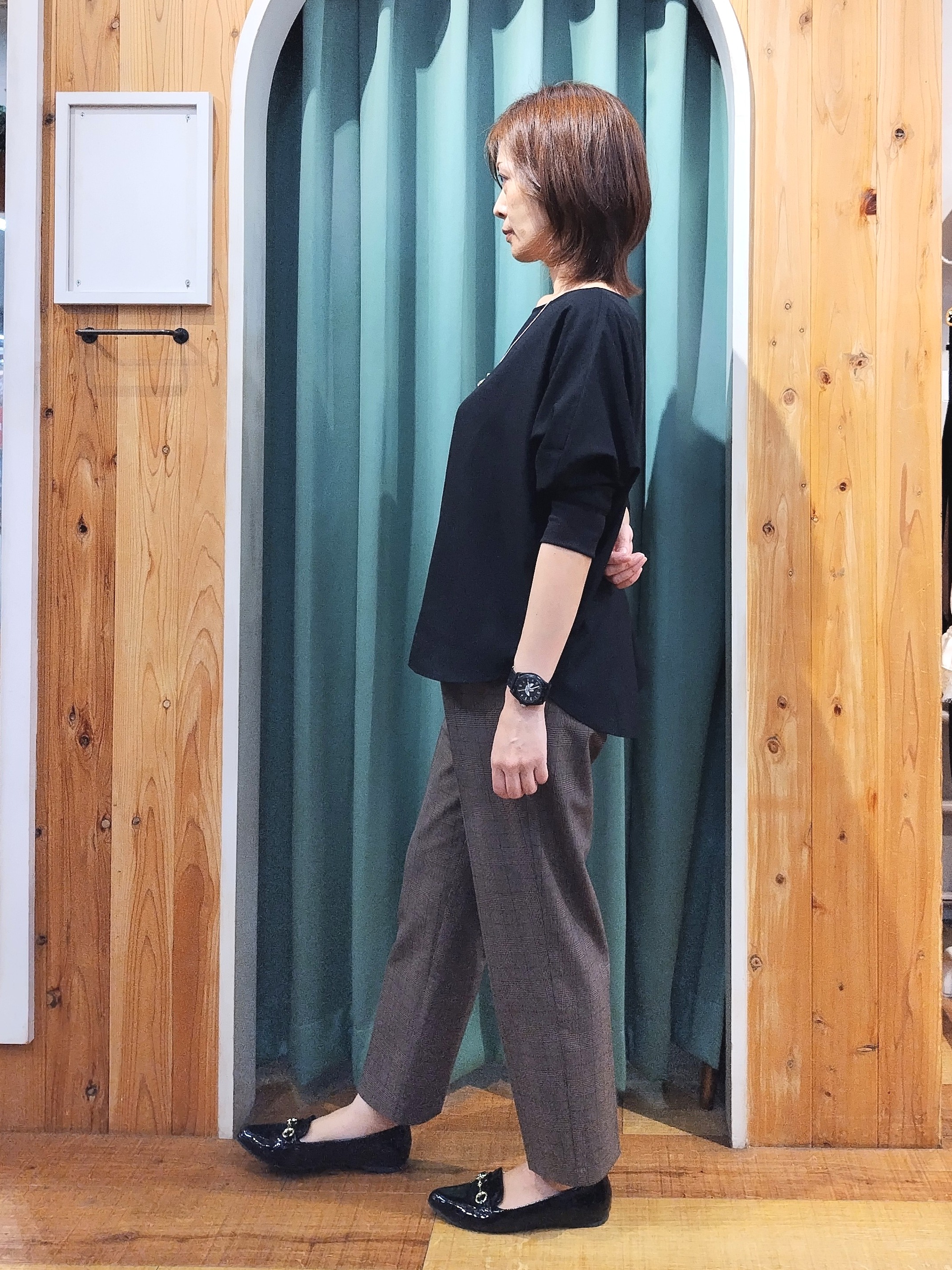 ショーコラさんの「SHOO･LA･RUE｜【着丈選べる/洗濯後しわになりにくい】インせず着られる ドルマンブラウス」を使ったコーディネート