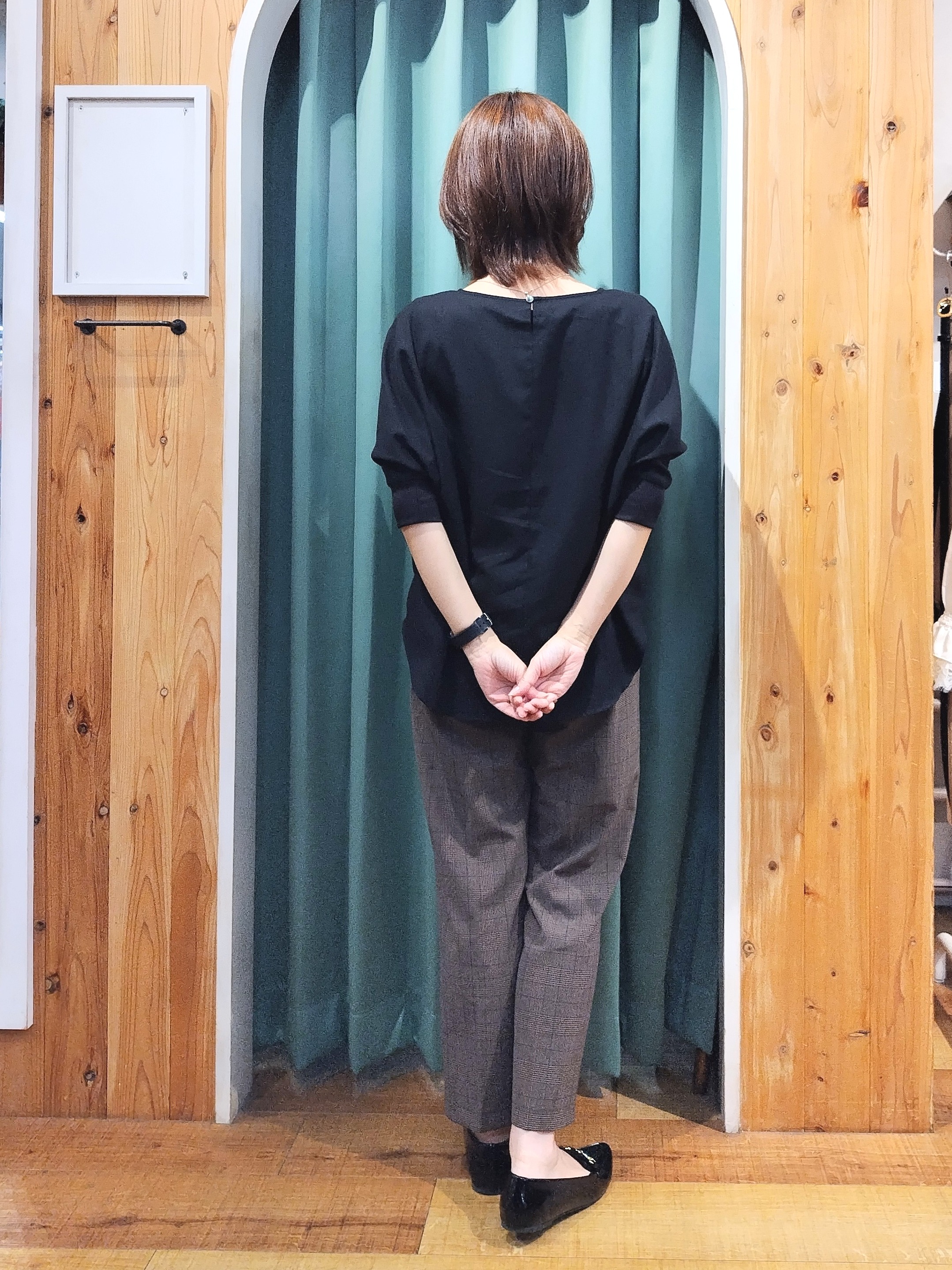 ショーコラさんの「SHOO･LA･RUE｜【着丈選べる/洗濯後しわになりにくい】インせず着られる ドルマンブラウス」を使ったコーディネート