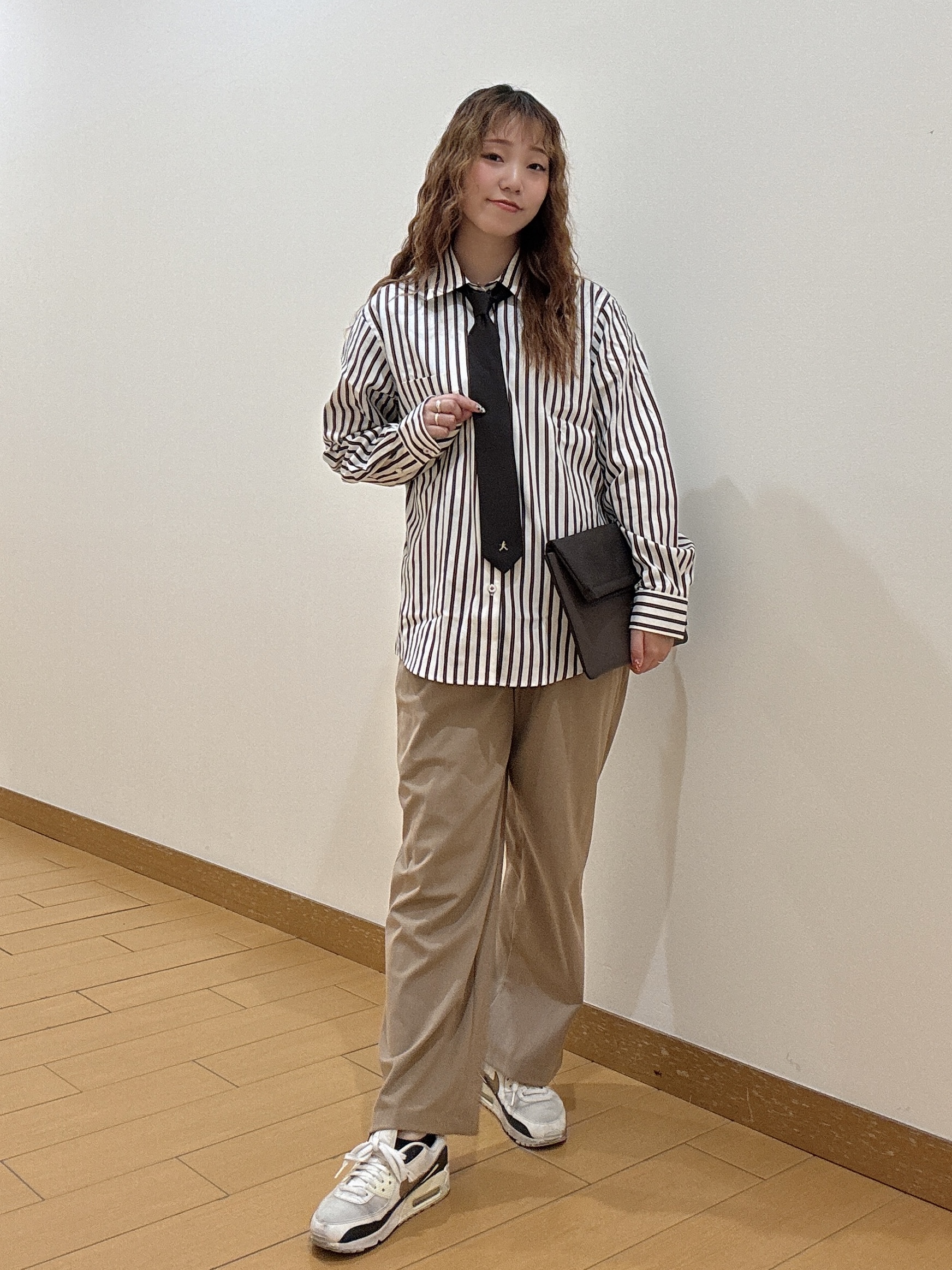 ヒナさんの「TAKEO KIKUCHI｜【BOWLER HAT LABEL】日本製オルタネートストライプシャツ」を使ったコーディネート