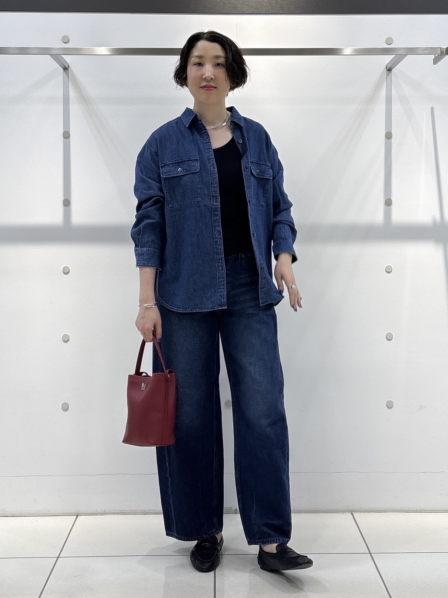 yuriさんの「INDIVI｜【洗える／体型カバー】ライトデニム ワークシャツ」を使ったコーディネート