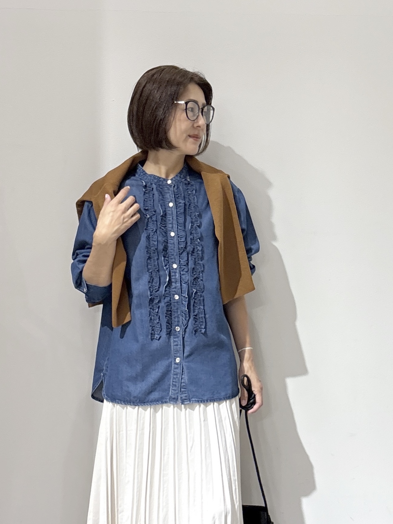 NAKAさんの「OPAQUE.CLIP｜デニムフリルブラウス【洗濯機OK】」を使ったコーディネート