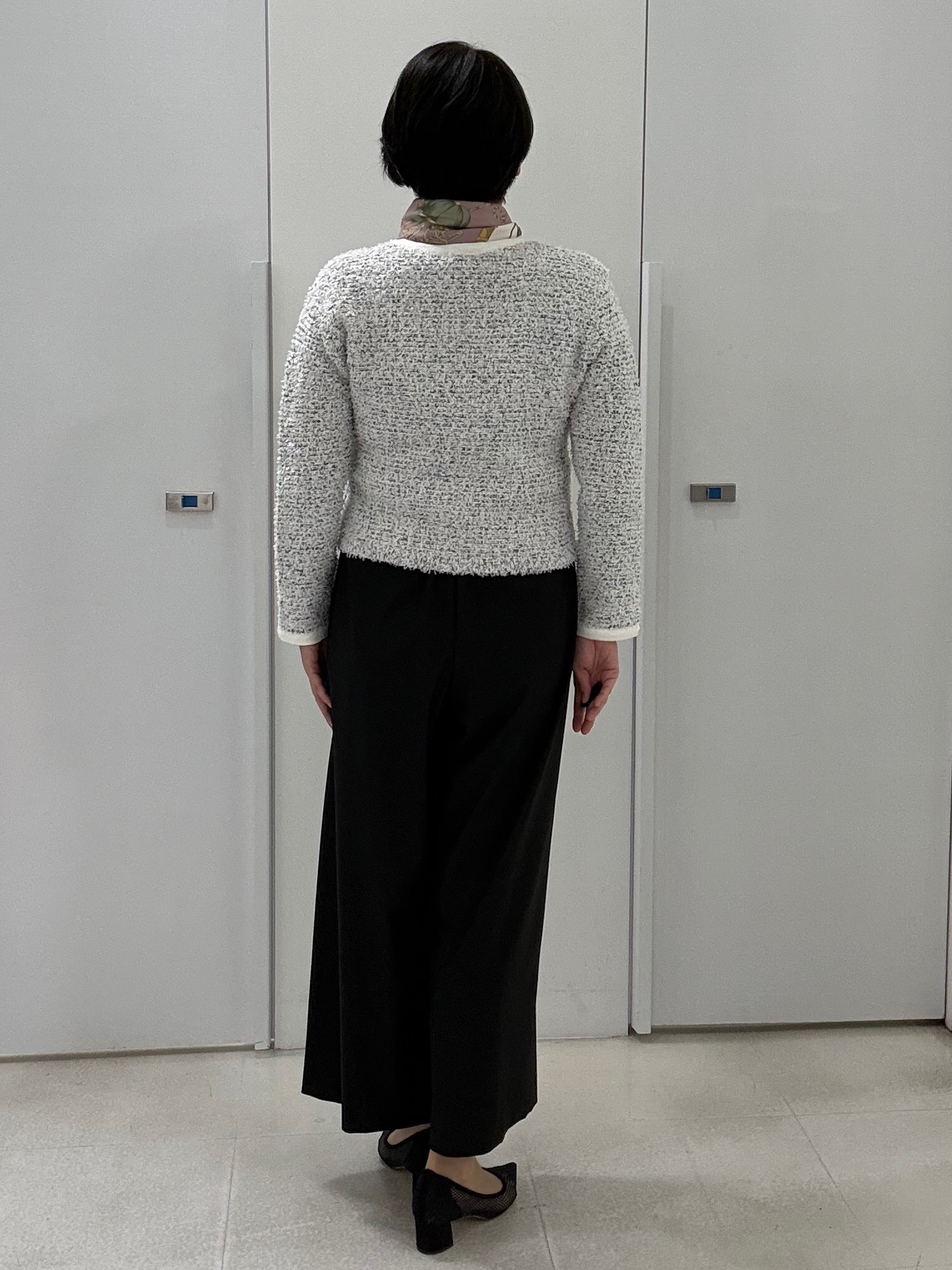 hIさんの「COUP DE CHANCE｜【馬具柄】クラシカルなプリントスカーフ」を使ったコーディネート