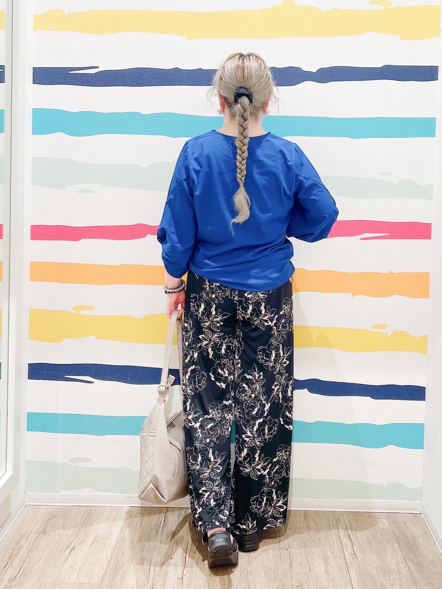 Peeさんの「SHOO･LA･RUE｜【S-LL/洗濯機可/二の腕カバー】楽に上品見え ツイストスリーブトップス」を使ったコーディネート