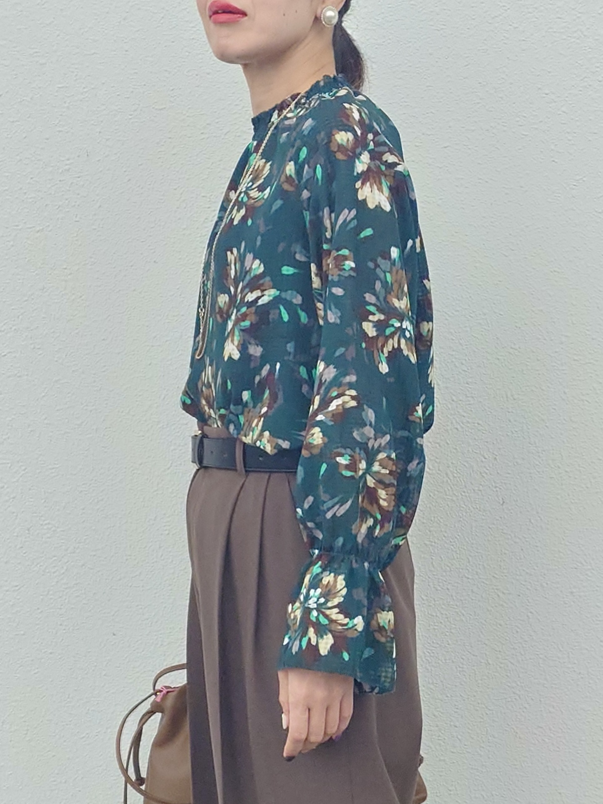 MUTSUKOさんの「UNTITLED｜【秋映え/花柄】フラワープリントブラウス」を使ったコーディネート