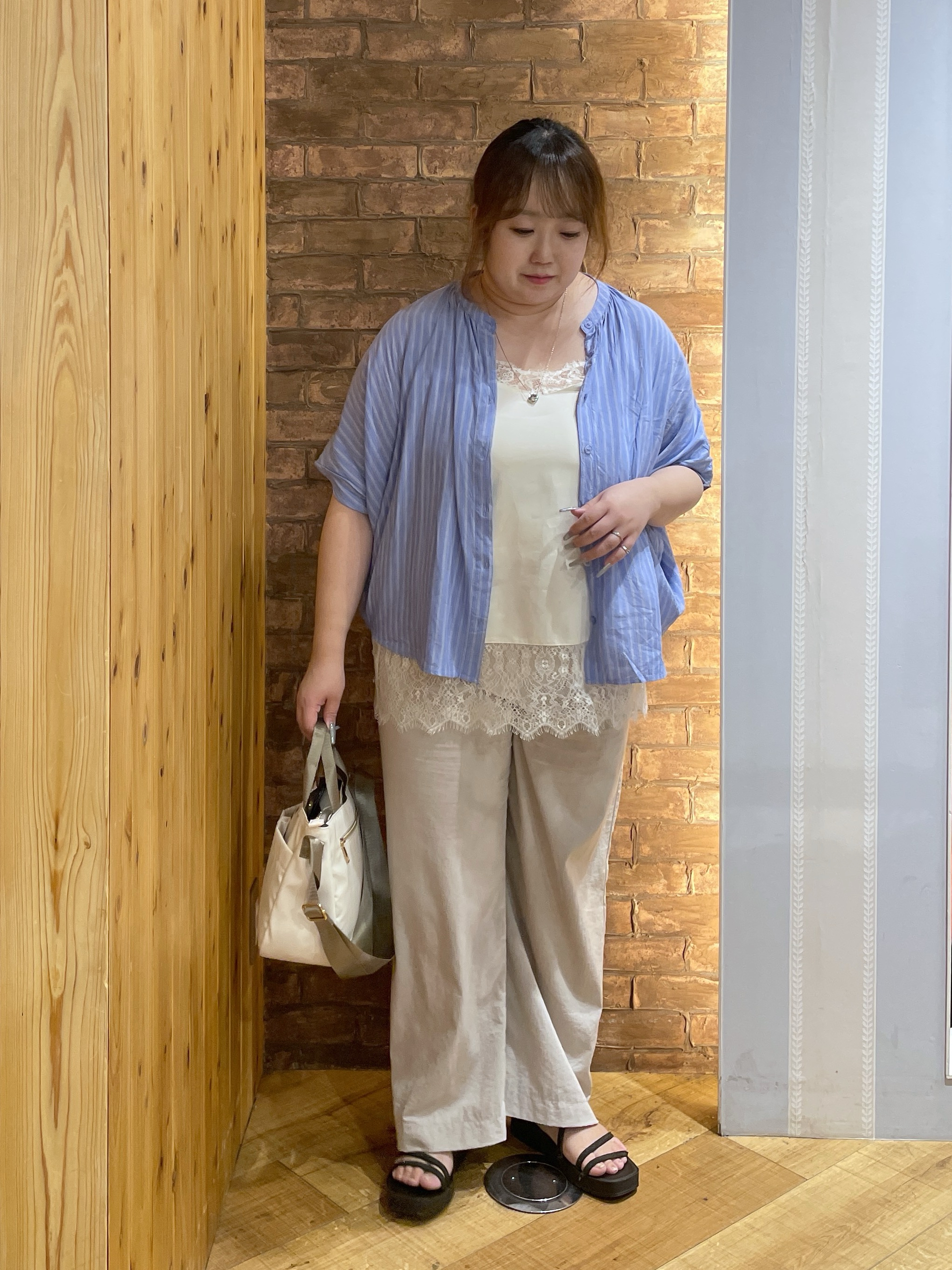 Risaさんの「SHOO･LA･RUE｜【洗濯機可/体型カバー】二の腕隠れる ゆるっとドルマンバンドカラーシャツ」を使ったコーディネート