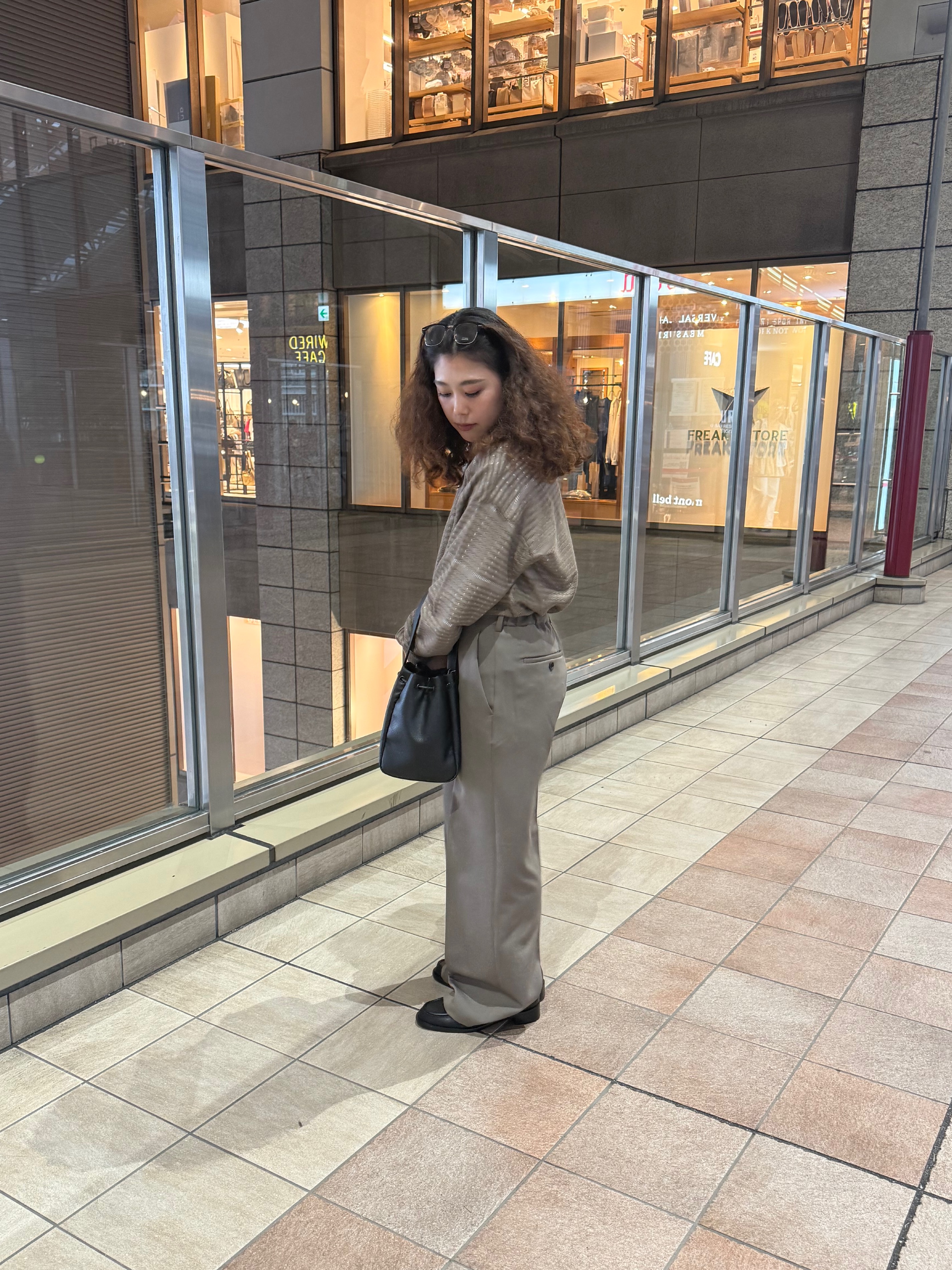 安本有里さんの「tk.TAKEO KIKUCHI｜【防シワ／ストレッチ/セット対応可】smart shift seriesワイドストレートパンツ」を使ったコーディネート