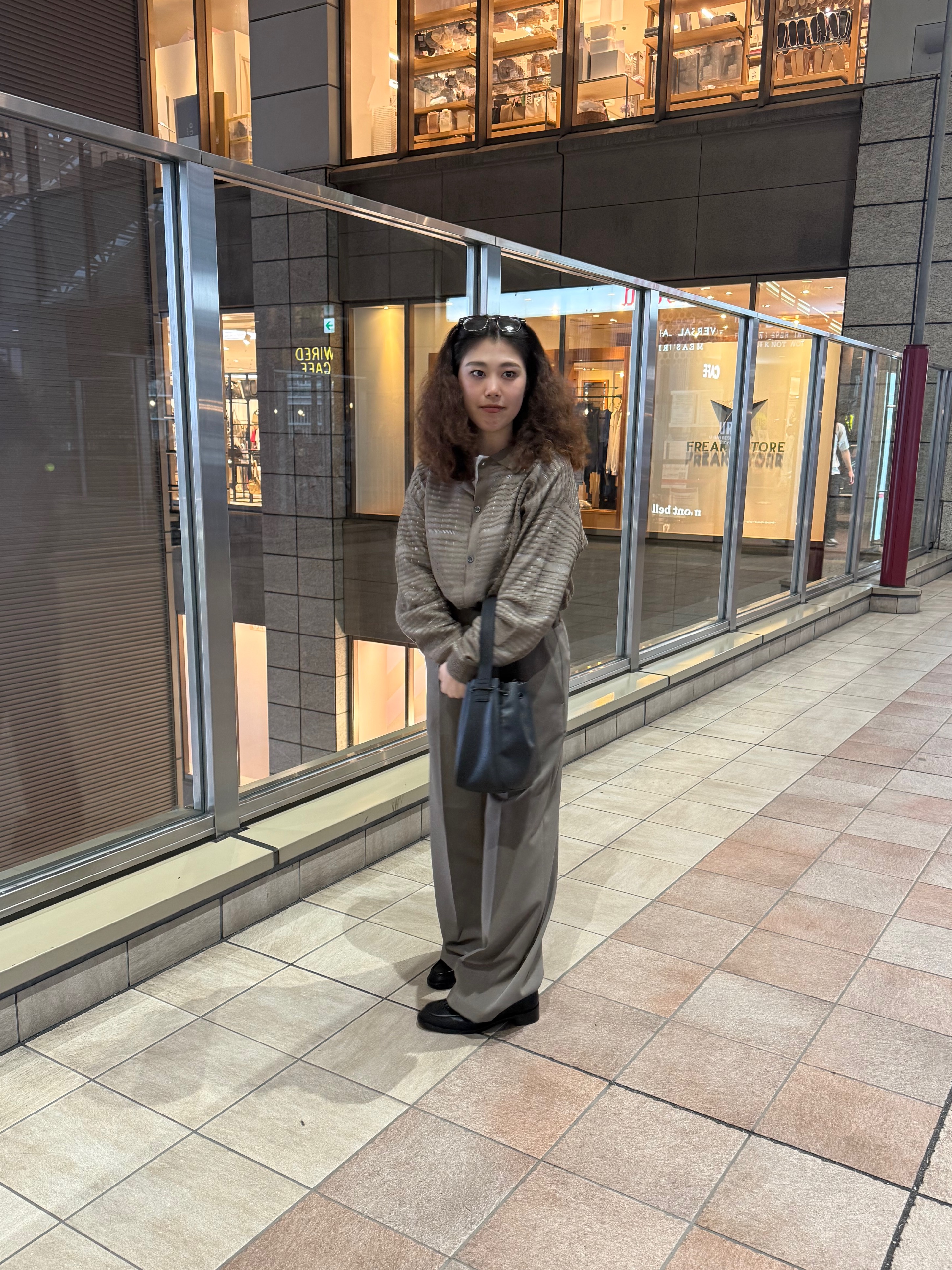 安本有里さんの「tk.TAKEO KIKUCHI｜【防シワ／ストレッチ/セット対応可】smart shift seriesワイドストレートパンツ」を使ったコーディネート