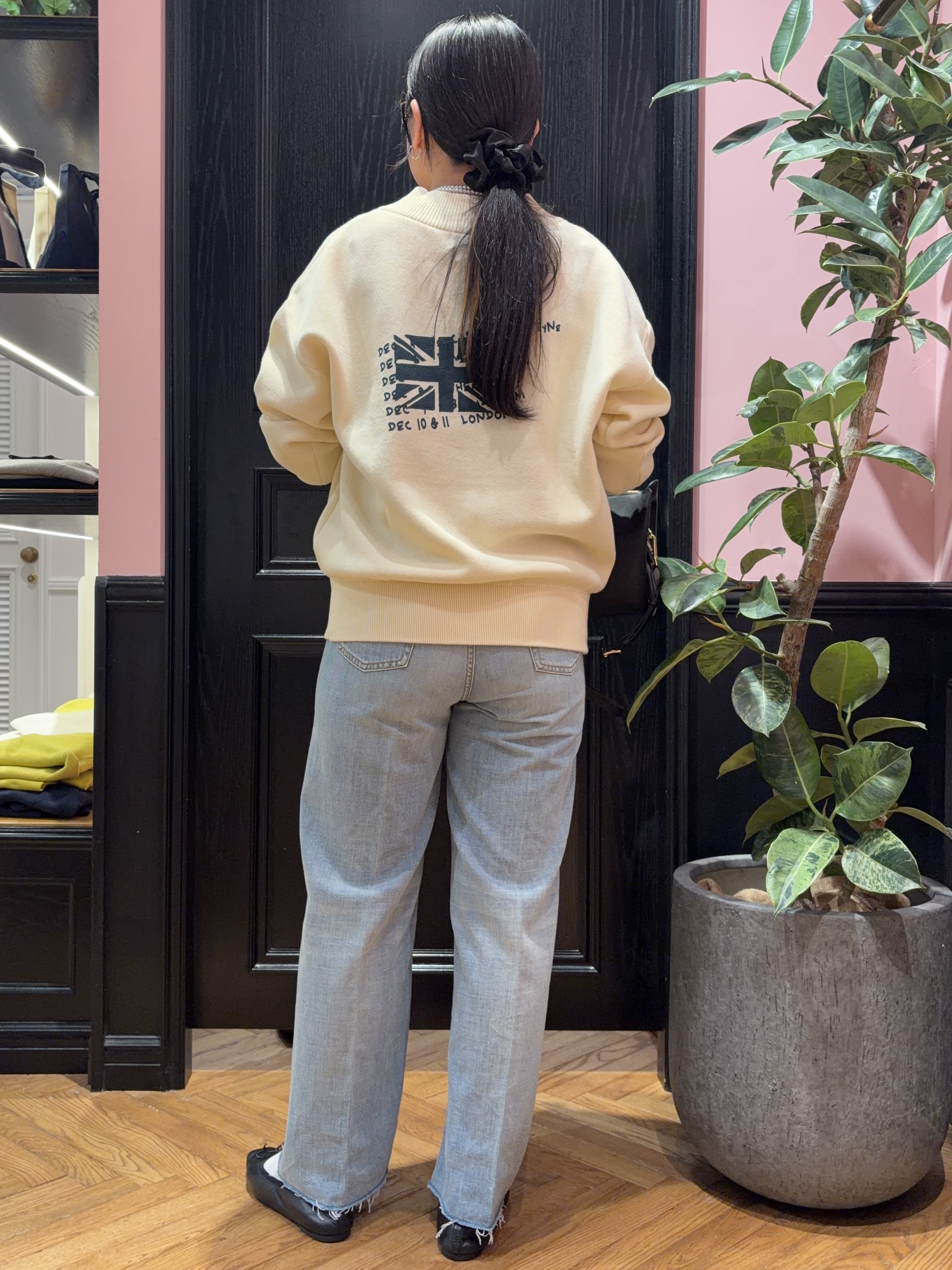 SAKAIさんの「DRESSTERIOR｜センタープレス ワイドストレートデニム」を使ったコーディネート