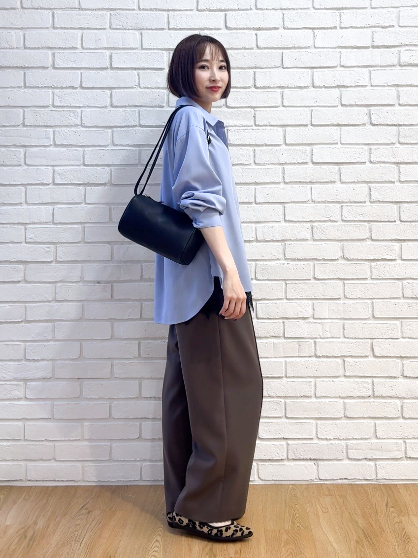 𝐜𝐡𝐢𝐤𝐚さんの「SHOO･LA･RUE｜【洗濯後しわになりにくい/S-LL】選べる6パターン 羽織としても活躍する ベーシックシャツ」を使ったコーディネート