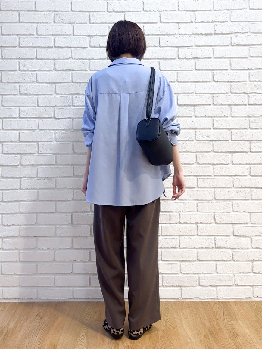 𝐜𝐡𝐢𝐤𝐚さんの「SHOO･LA･RUE｜【洗濯後しわになりにくい/S-LL】選べる6パターン 羽織としても活躍する ベーシックシャツ」を使ったコーディネート