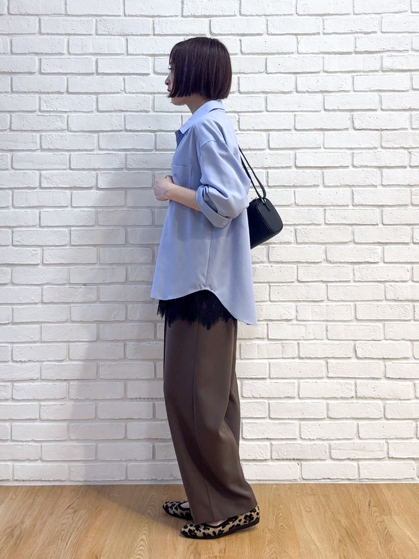 𝐜𝐡𝐢𝐤𝐚さんの「SHOO･LA･RUE｜【洗濯後しわになりにくい/S-LL】選べる6パターン 羽織としても活躍する ベーシックシャツ」を使ったコーディネート