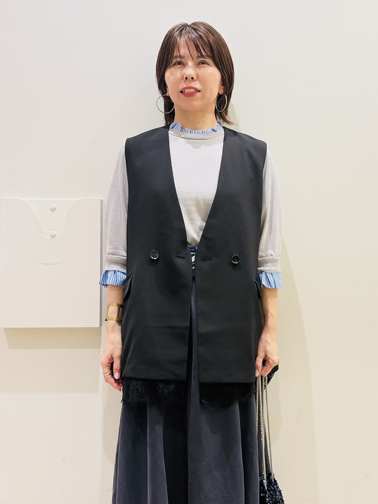 YUKOさんの「index｜裾レースVネックジレ【2WAY ／洗濯機OK】」を使ったコーディネート