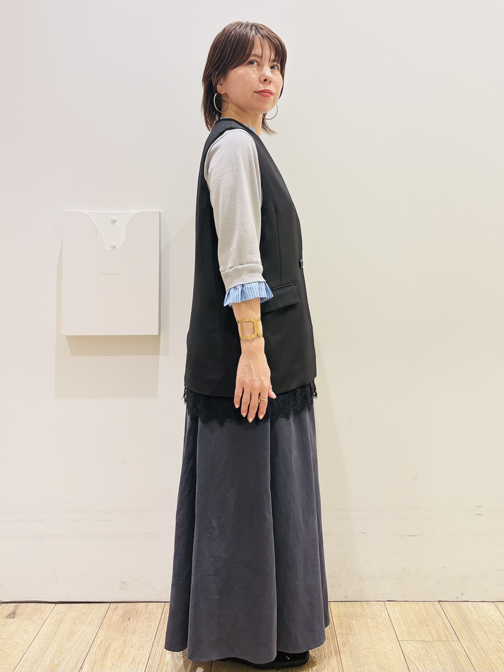 YUKOさんの「index｜裾レースVネックジレ【2WAY ／洗濯機OK】」を使ったコーディネート