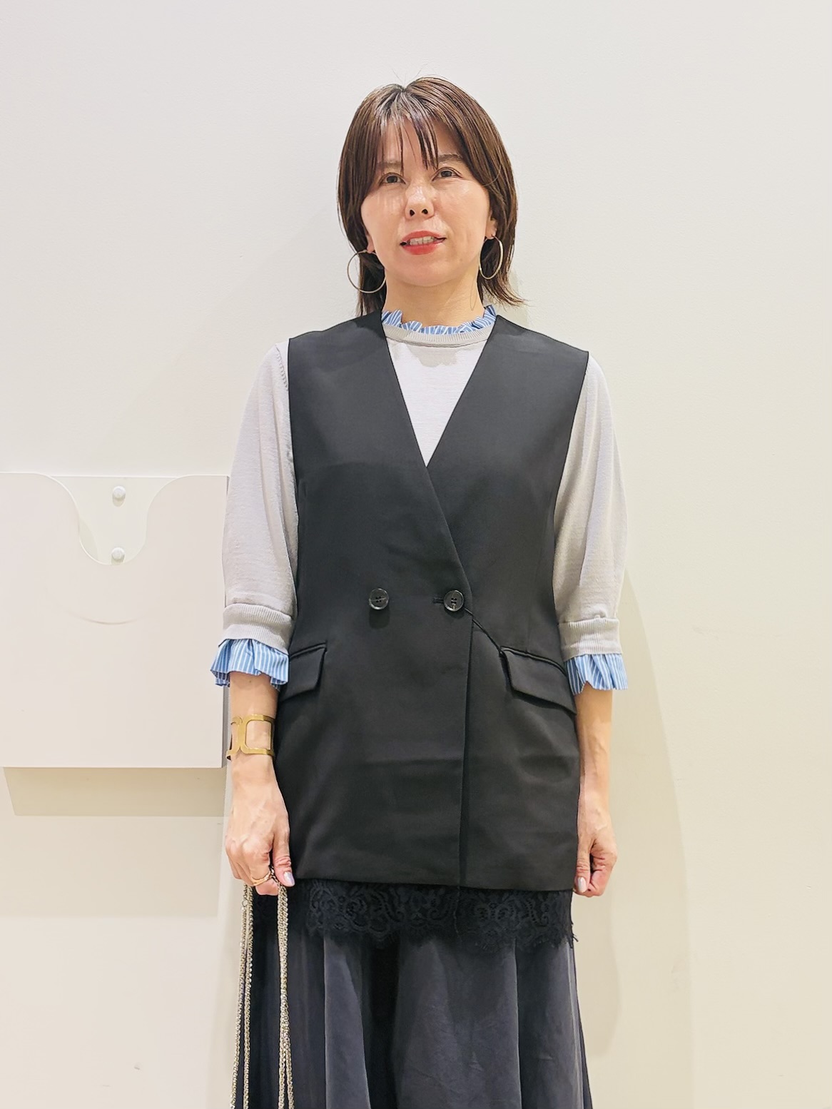 YUKOさんの「index｜裾レースVネックジレ【2WAY ／洗濯機OK】」を使ったコーディネート