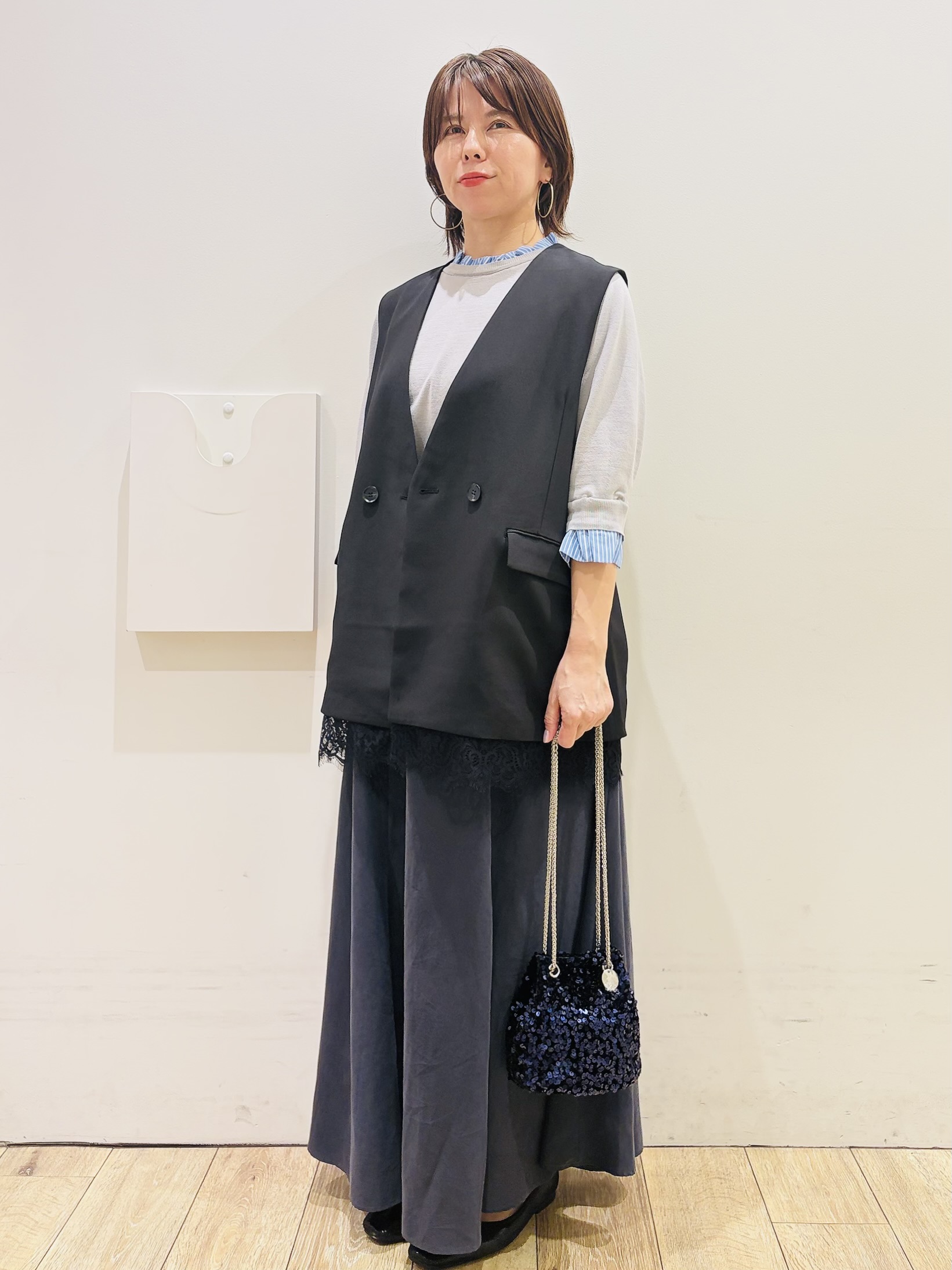 YUKOさんの「index｜裾レースVネックジレ【2WAY ／洗濯機OK】」を使ったコーディネート