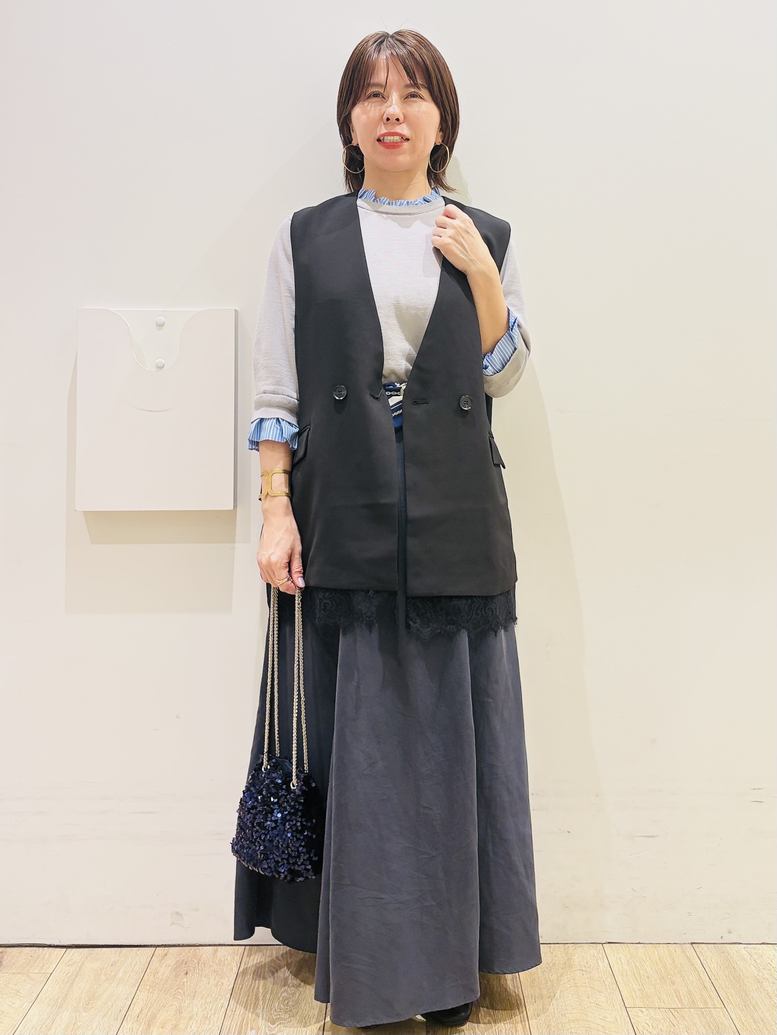 YUKOさんの「index｜裾レースVネックジレ【2WAY ／洗濯機OK】」を使ったコーディネート