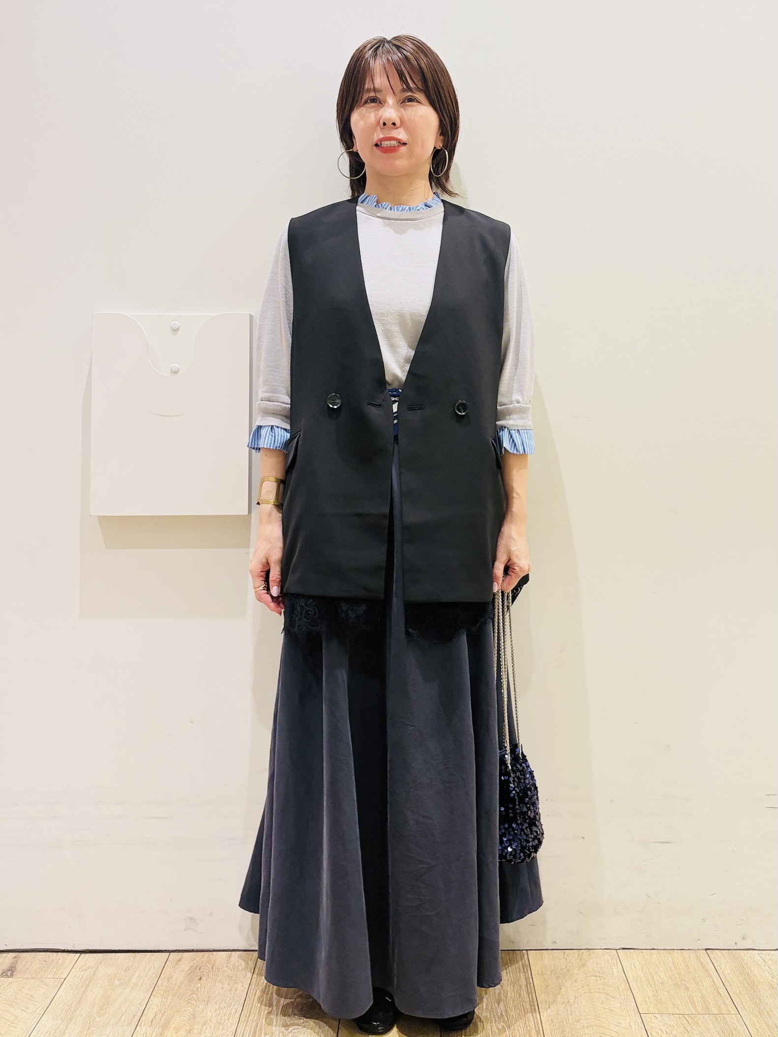 YUKOさんの「index｜裾レースVネックジレ【2WAY ／洗濯機OK】」を使ったコーディネート