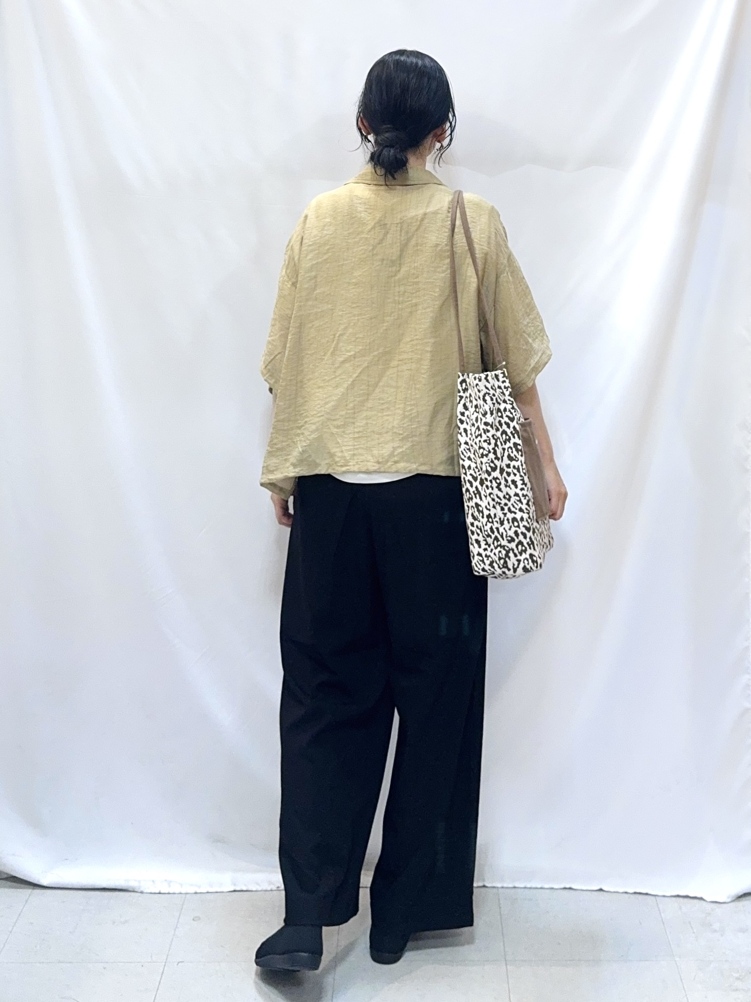 𝐇𝐢𝐫𝐨𝐦𝐢さんの「SHOO･LA･RUE｜【S-LL/5分袖/洗濯機可】抜け感たっぷり 程よい透け感のポケット付きシャツ」を使ったコーディネート