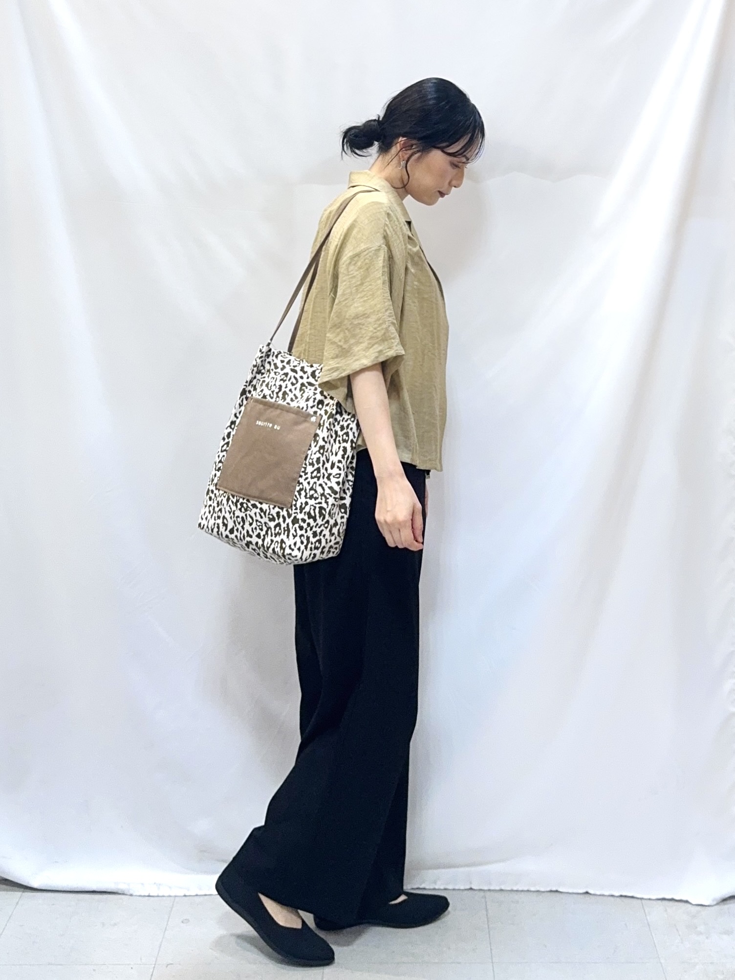 𝐇𝐢𝐫𝐨𝐦𝐢さんの「SHOO･LA･RUE｜【S-LL/5分袖/洗濯機可】抜け感たっぷり 程よい透け感のポケット付きシャツ」を使ったコーディネート