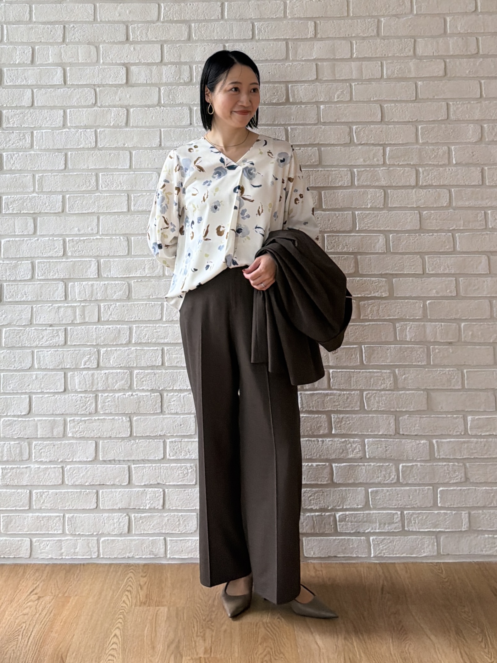 shihoさんの「INDIVI｜【映える1枚】花柄プリントブラウス」を使ったコーディネート