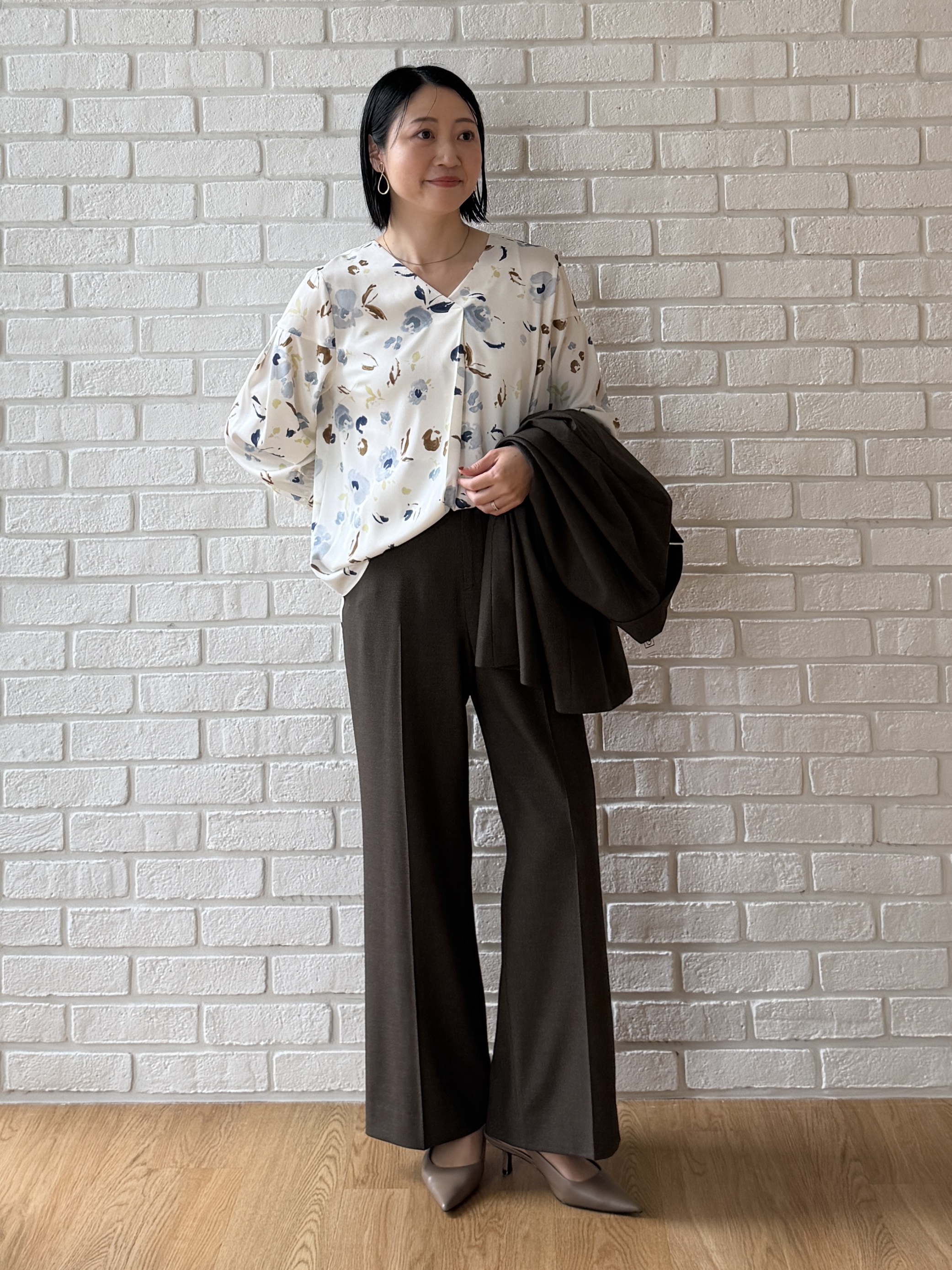 shihoさんの「INDIVI｜【映える1枚】花柄プリントブラウス」を使ったコーディネート