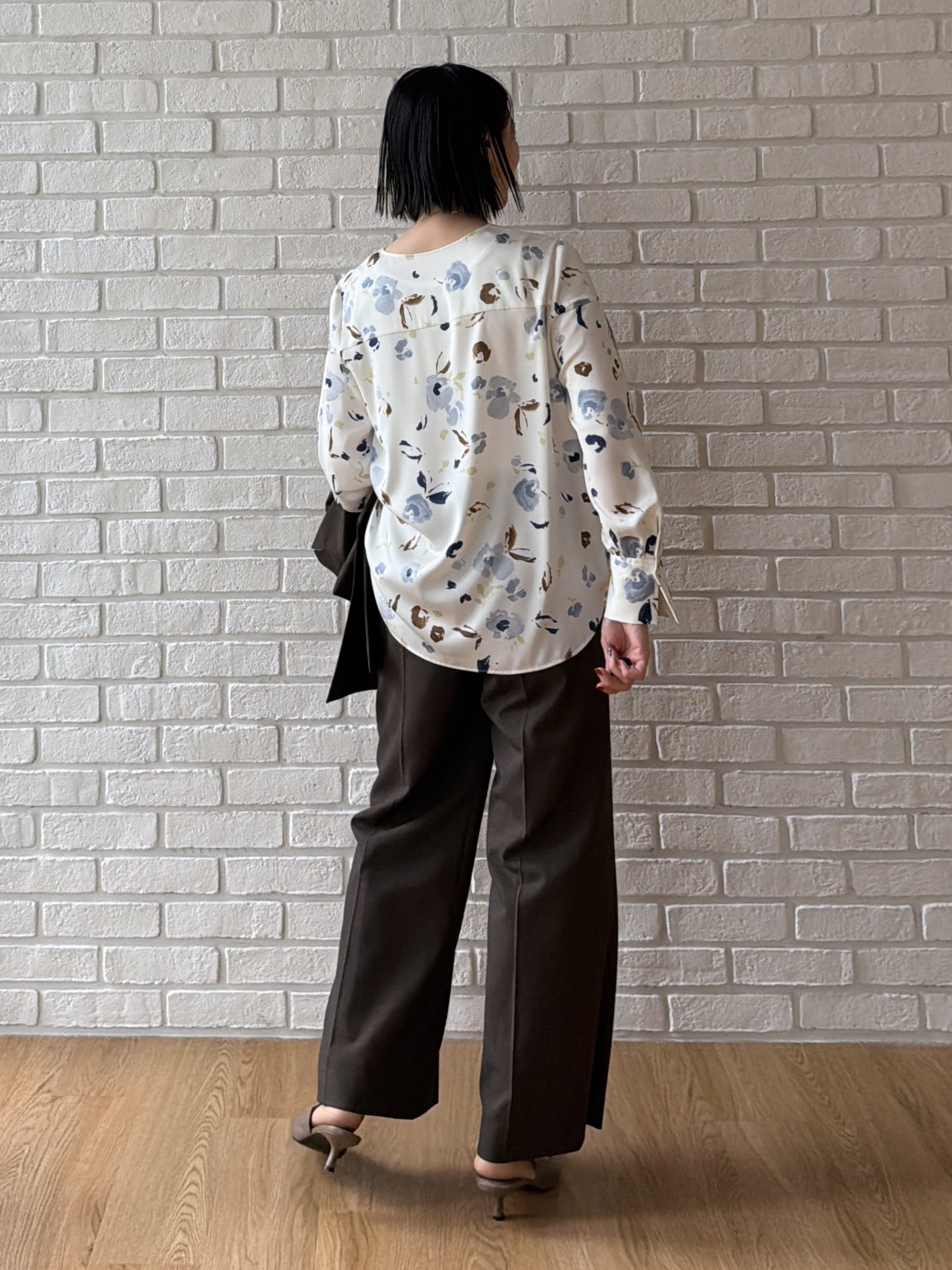 shihoさんの「INDIVI｜【映える1枚】花柄プリントブラウス」を使ったコーディネート
