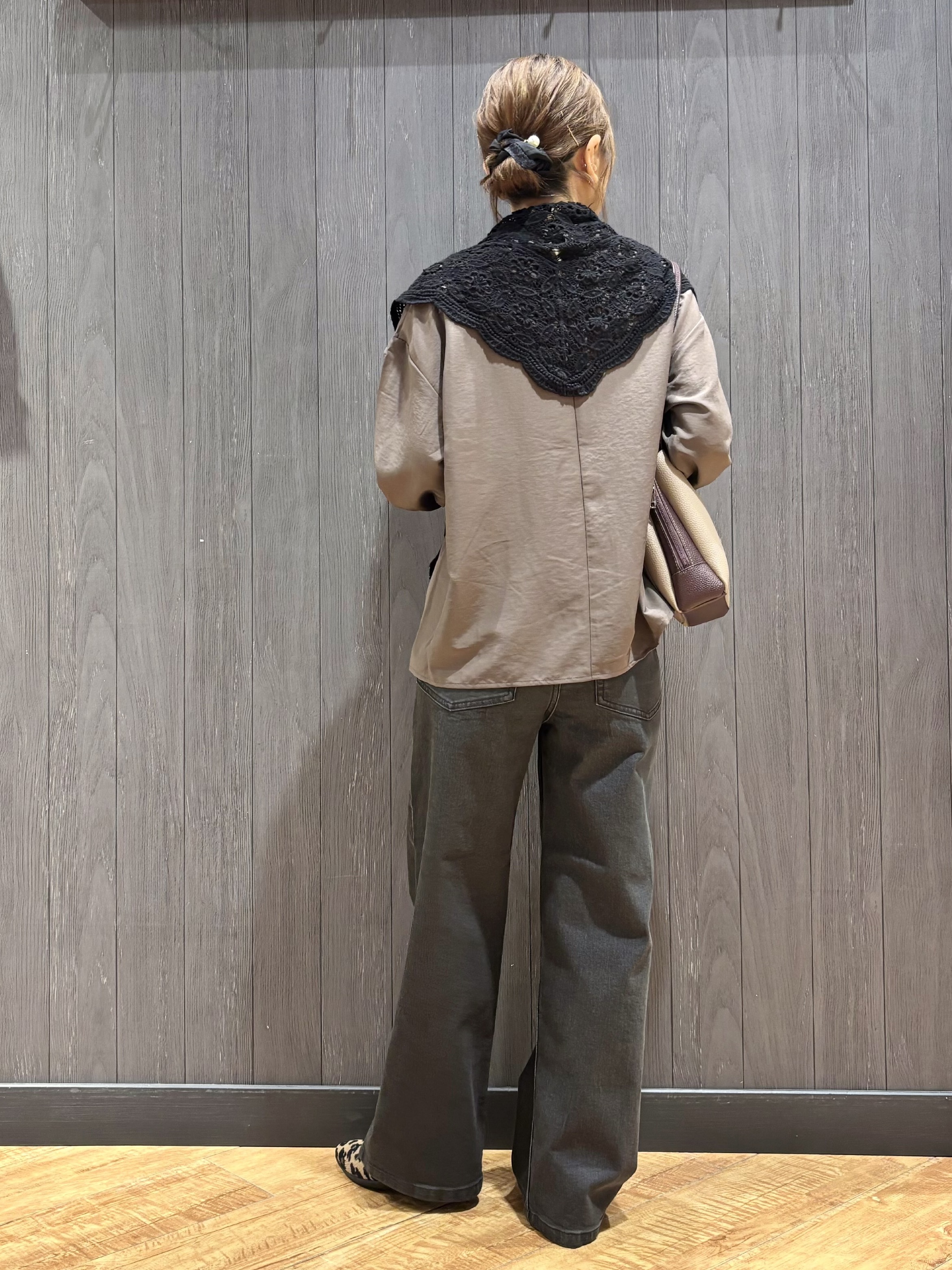 meiさんの「SHOO･LA･RUE｜【S-LL/洗濯機可】1枚で華やかに フロントレース7分袖ブラウス」を使ったコーディネート