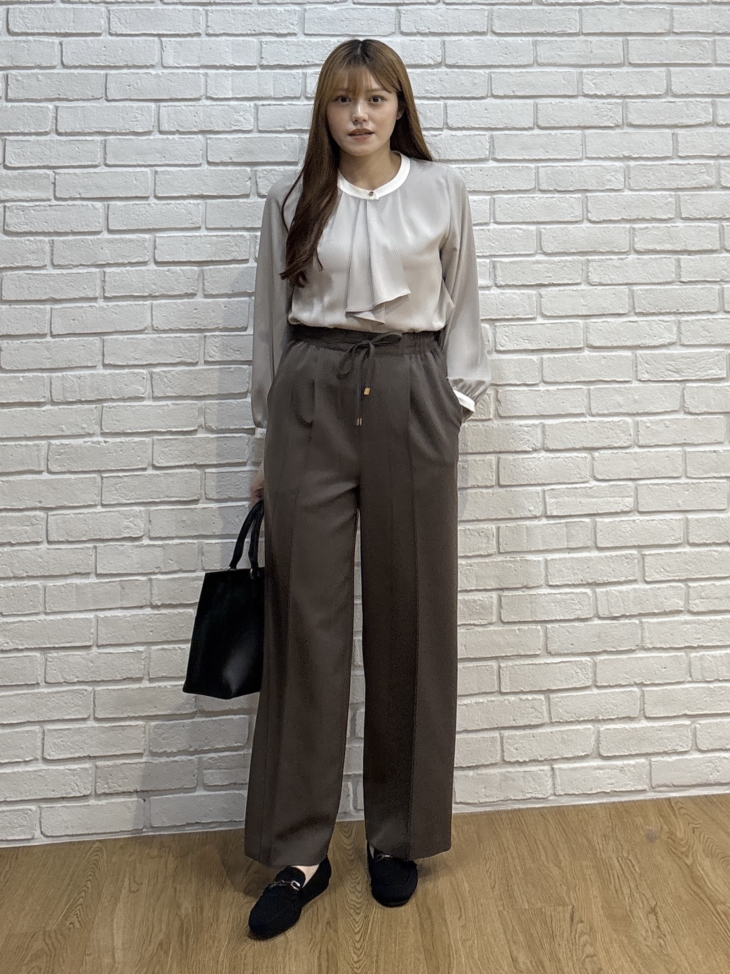 sayaさんの「SHOO･LA･RUE｜【通勤/UV//S-LL】大人の上品スタイルに ボウタイ風ブラウス」を使ったコーディネート