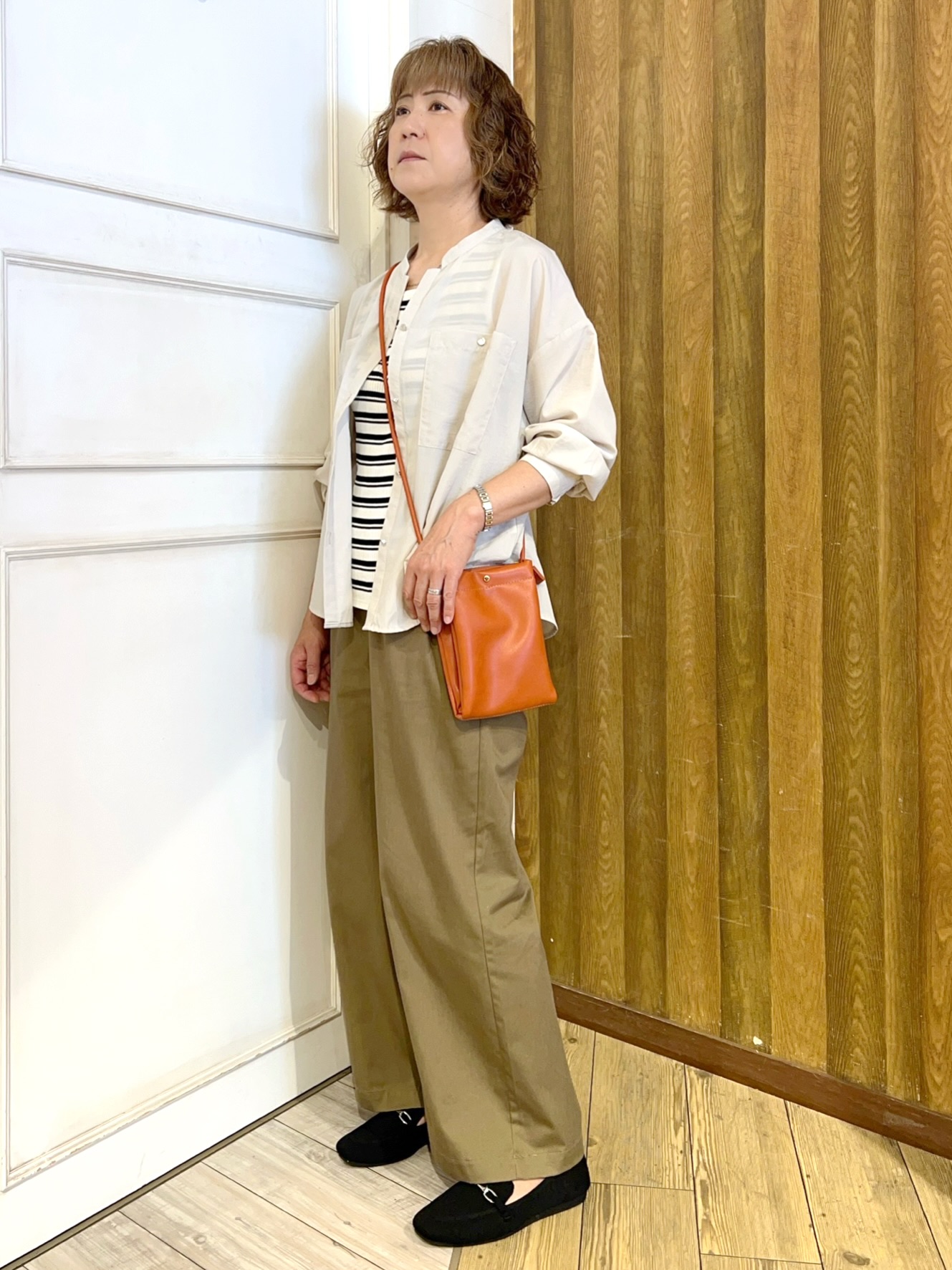 yuriyuriさんの「SHOO･LA･RUE｜【洗濯後しわになりにくい/S-LL】キーネック金ボタンポケットシャツ」を使ったコーディネート