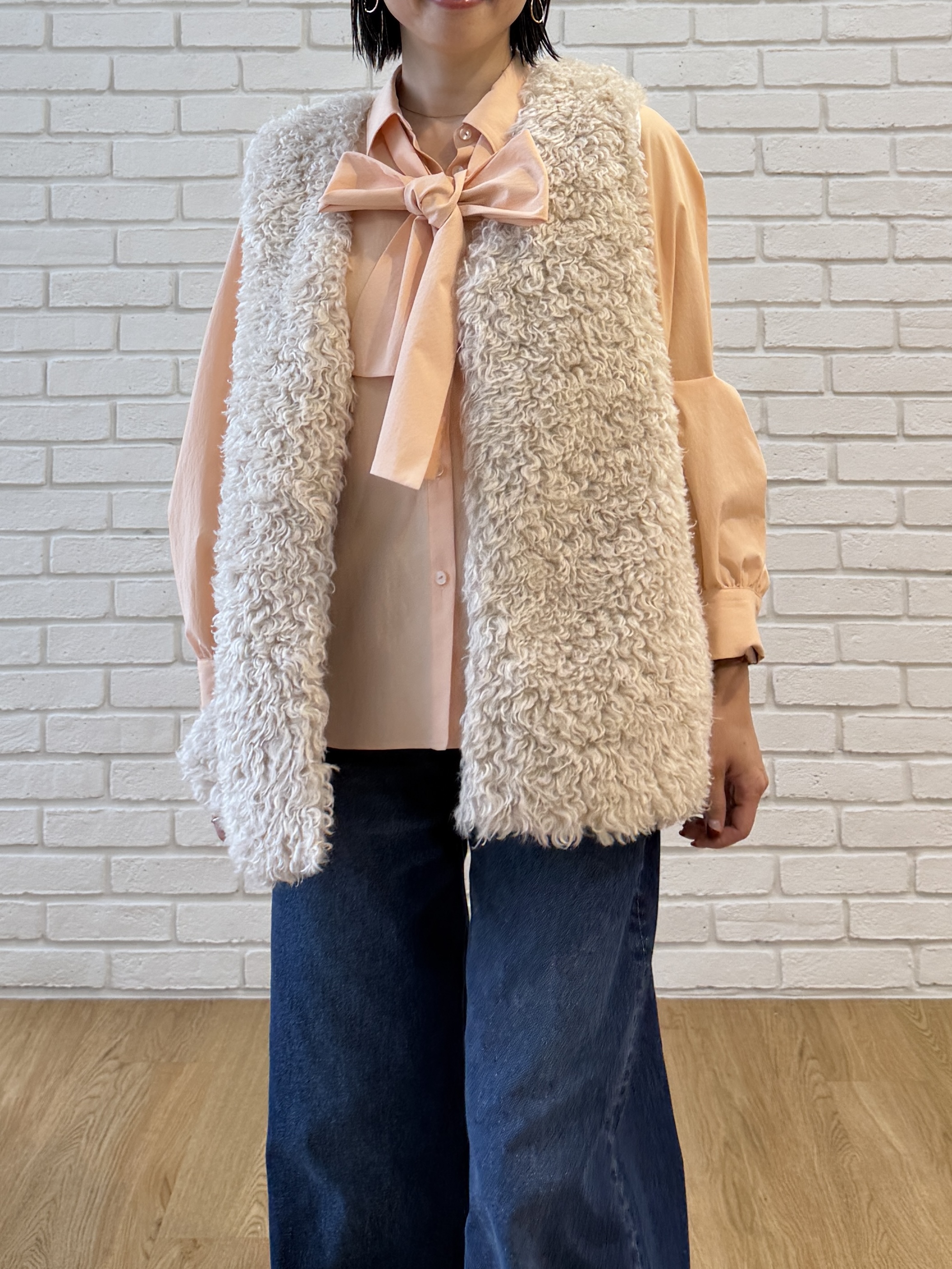 shihoさんの「INDIVI｜【合皮／ショルダー付】スエード調ミドルバッグ」を使ったコーディネート