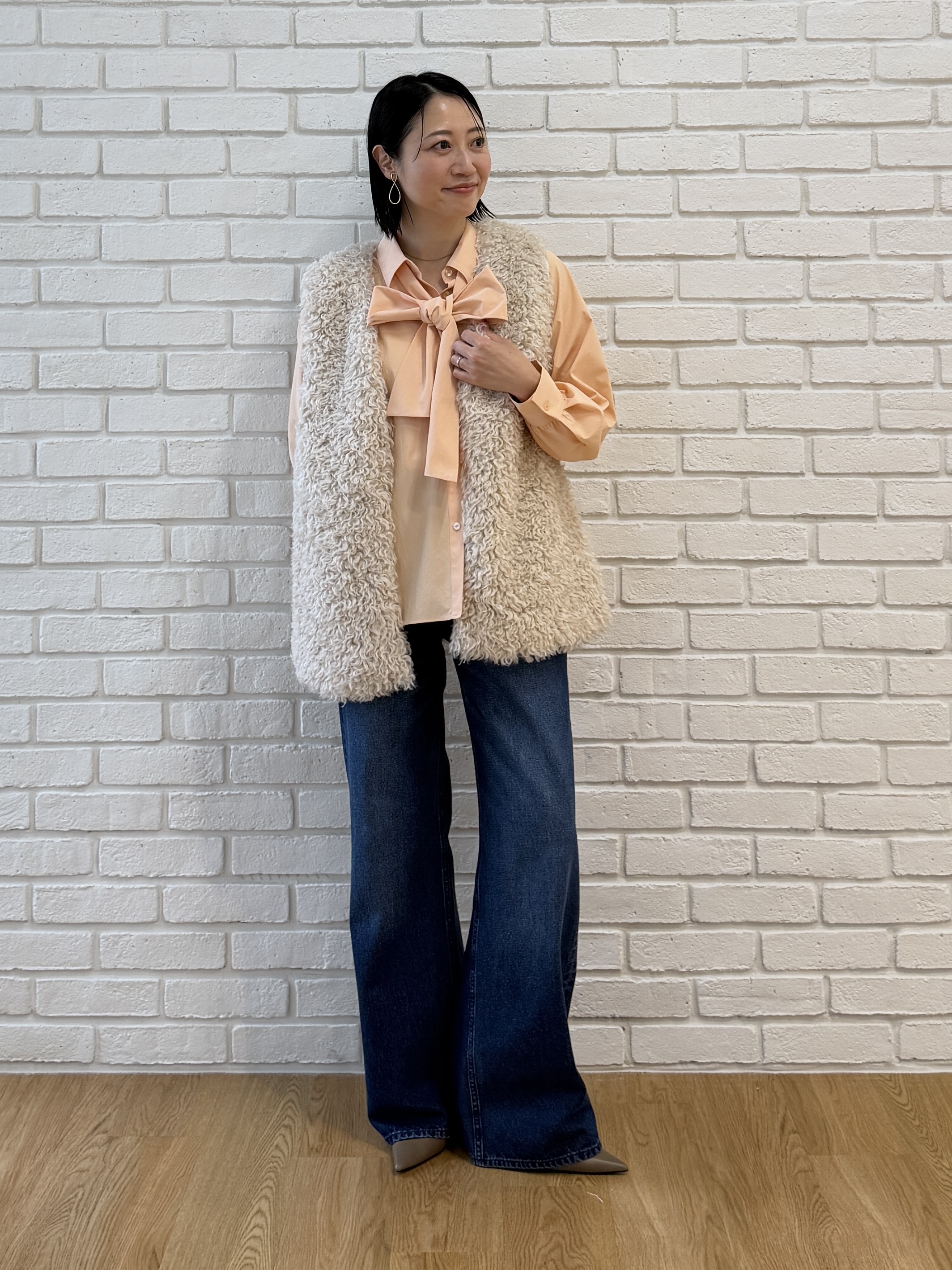 shihoさんの「INDIVI｜【合皮／ショルダー付】スエード調ミドルバッグ」を使ったコーディネート