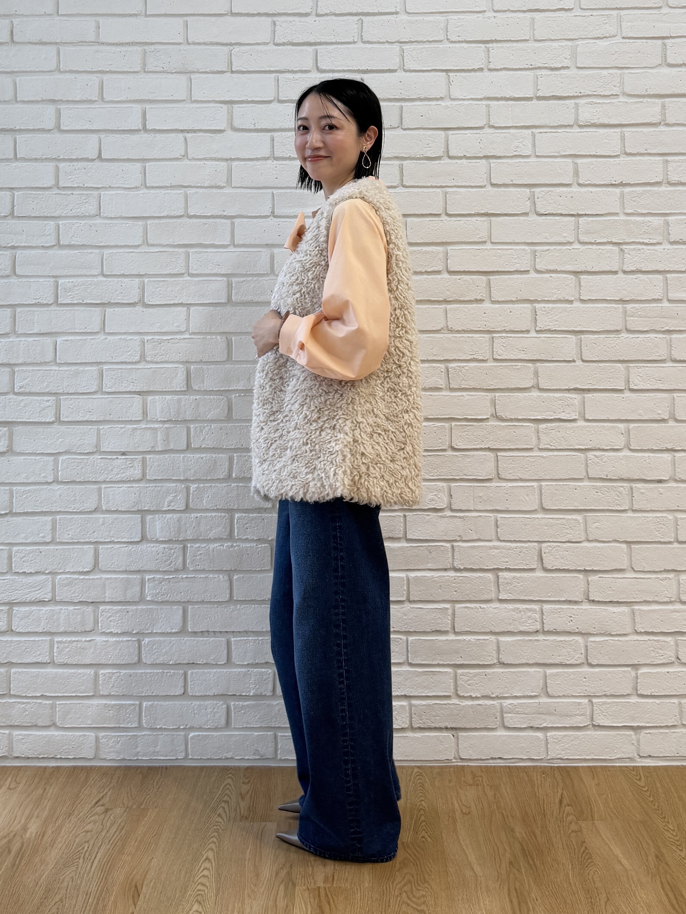 shihoさんの「INDIVI｜【合皮／ショルダー付】スエード調ミドルバッグ」を使ったコーディネート