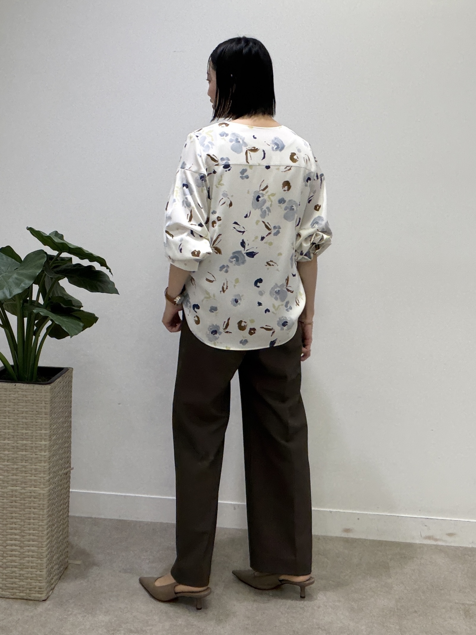 shihoさんの「INDIVI｜【映える1枚】花柄プリントブラウス」を使ったコーディネート