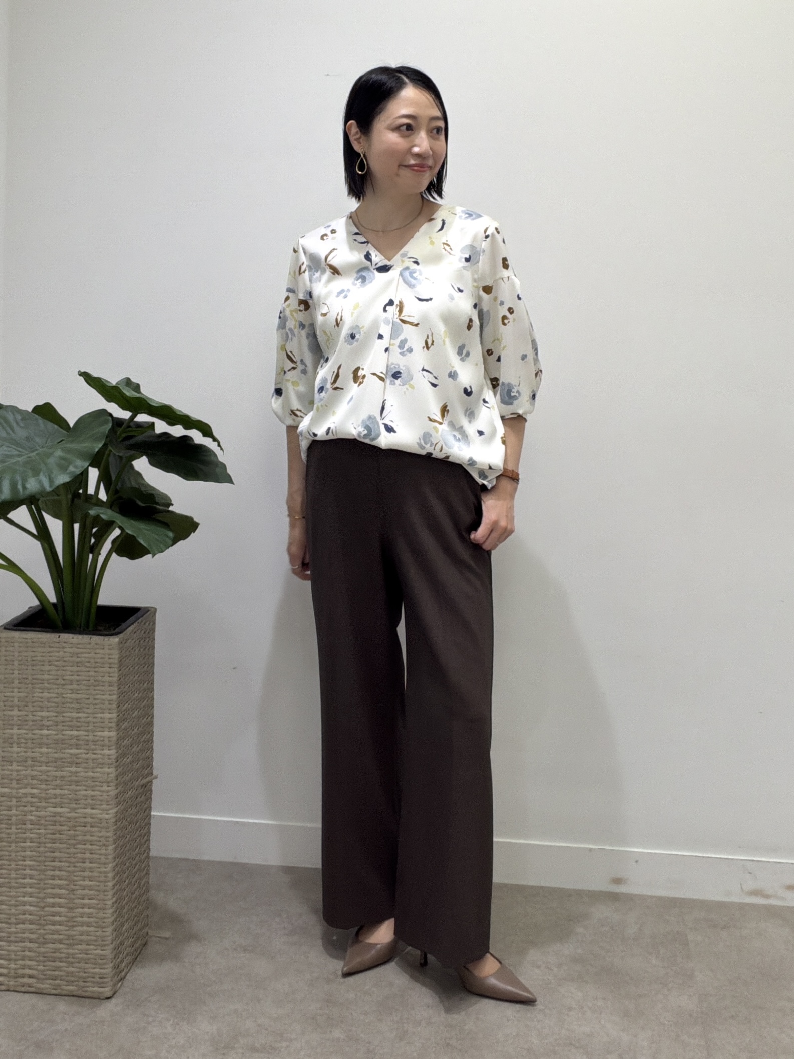 shihoさんの「INDIVI｜【映える1枚】花柄プリントブラウス」を使ったコーディネート