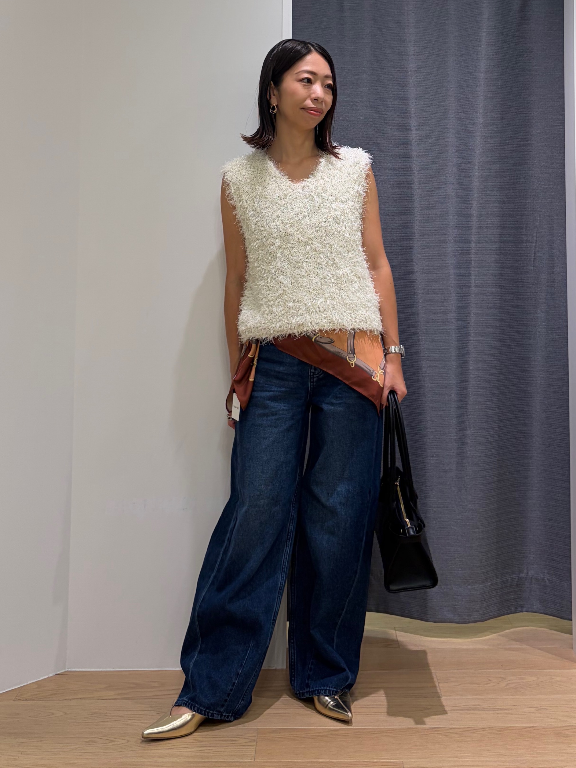 Mikoさんの「INDIVI｜【洗える】ファンシーヤーンVネックニットベスト」を使ったコーディネート