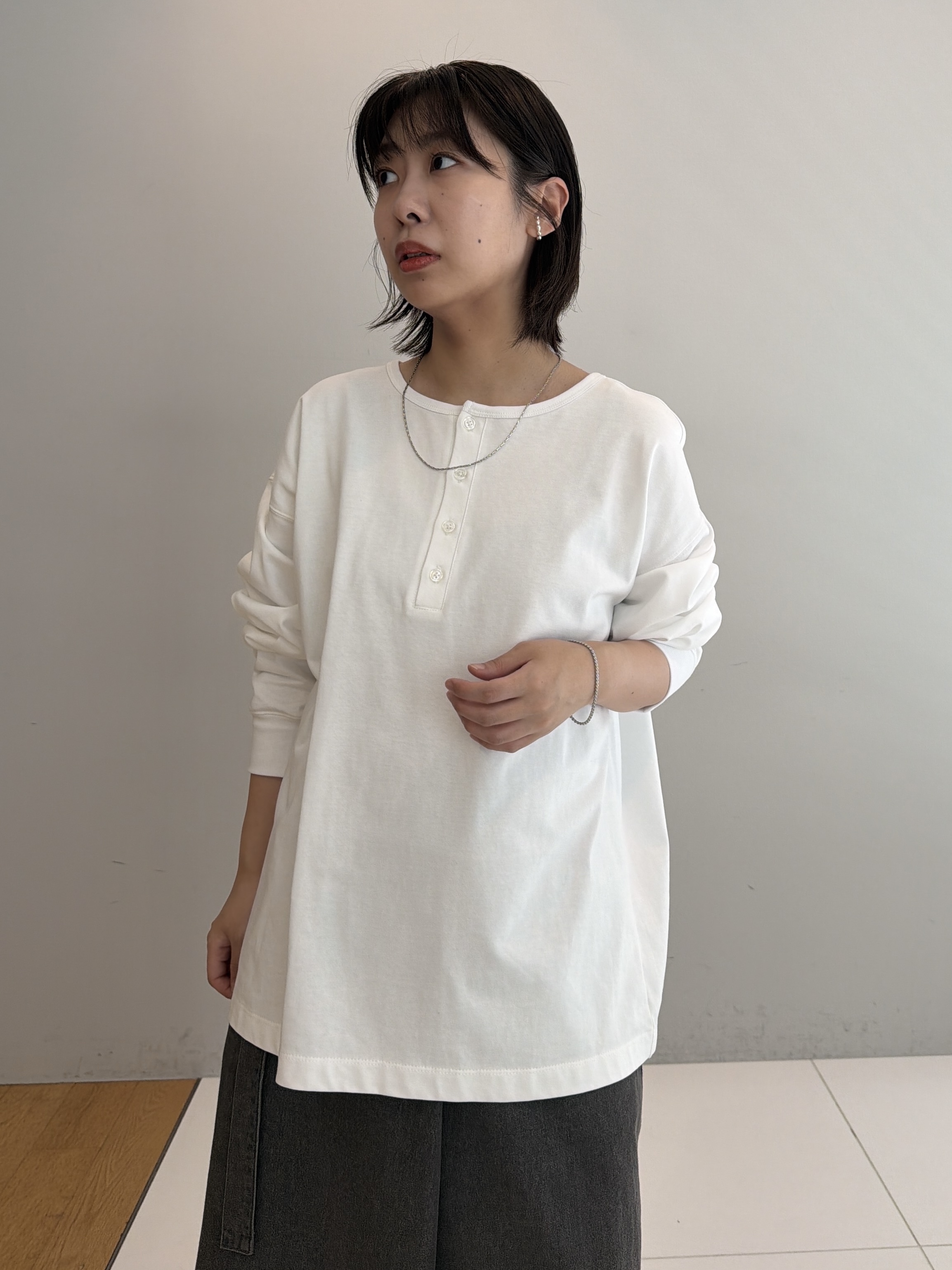 abeさんの「tk.TAKEO KIKUCHI｜ヘンリーネック長袖Tシャツ」を使ったコーディネート