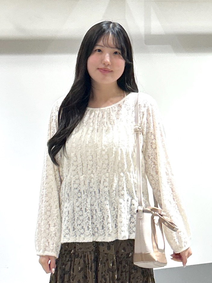 sayaさんの「OPAQUE.CLIP｜レースシャーリングブラウス【洗濯機OK】」を使ったコーディネート