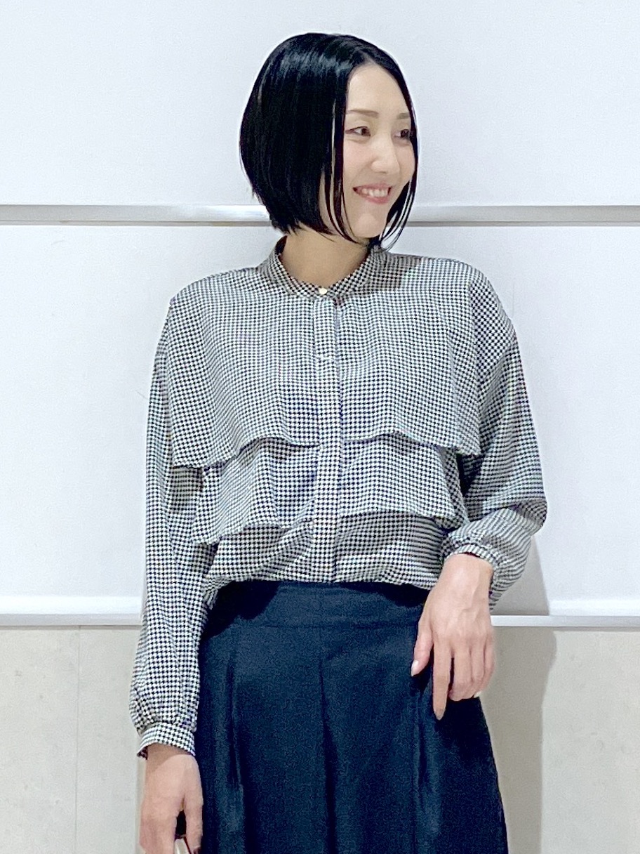 eriko さんの「Dessin｜【秋羽織り/洗える】ハウンドトゥースフリルブラウス」を使ったコーディネート