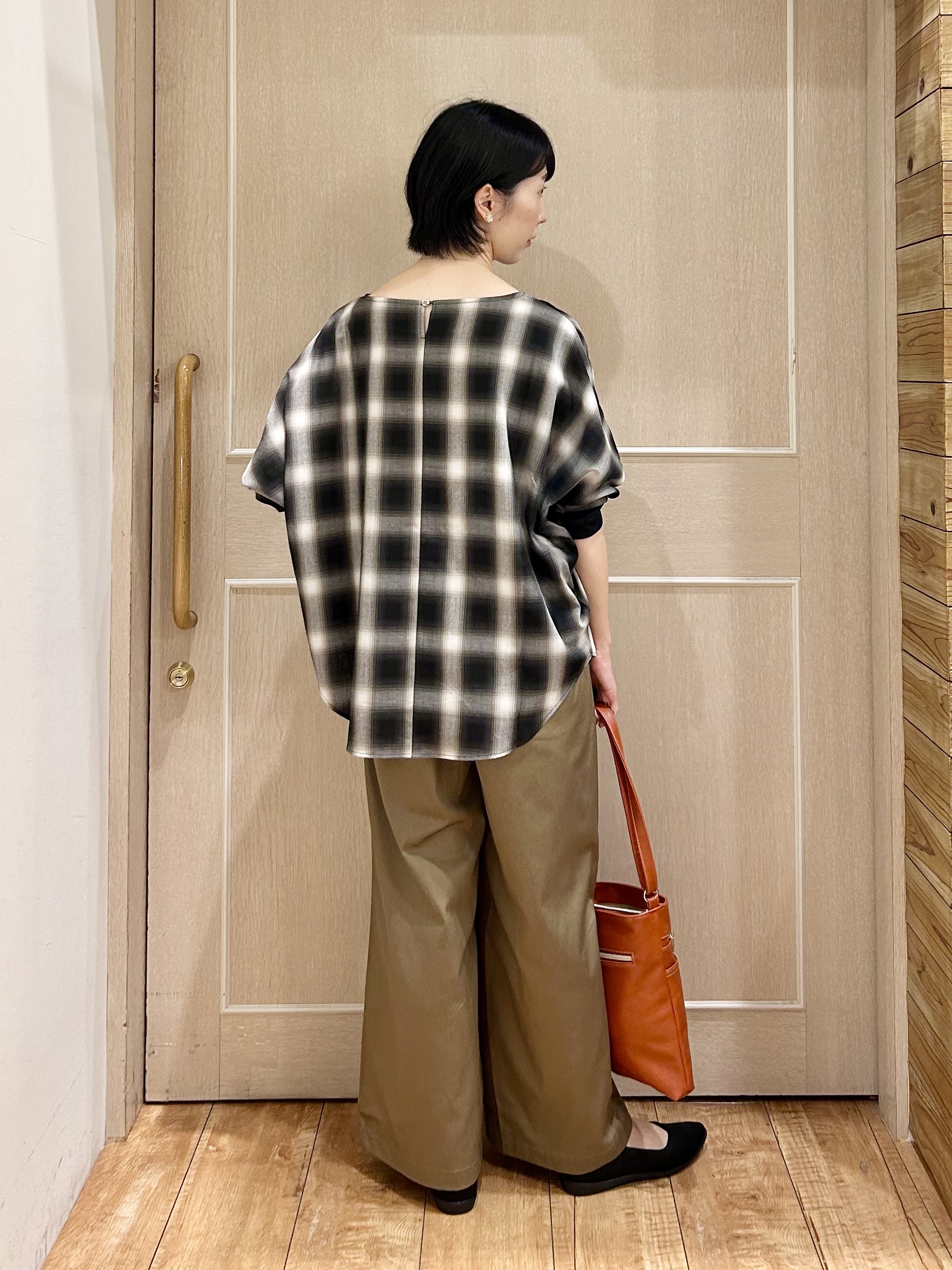 ちぐささんの「SHOO･LA･RUE｜【着丈選べる/洗濯後しわになりにくい】インせず着られる ドルマンブラウス」を使ったコーディネート