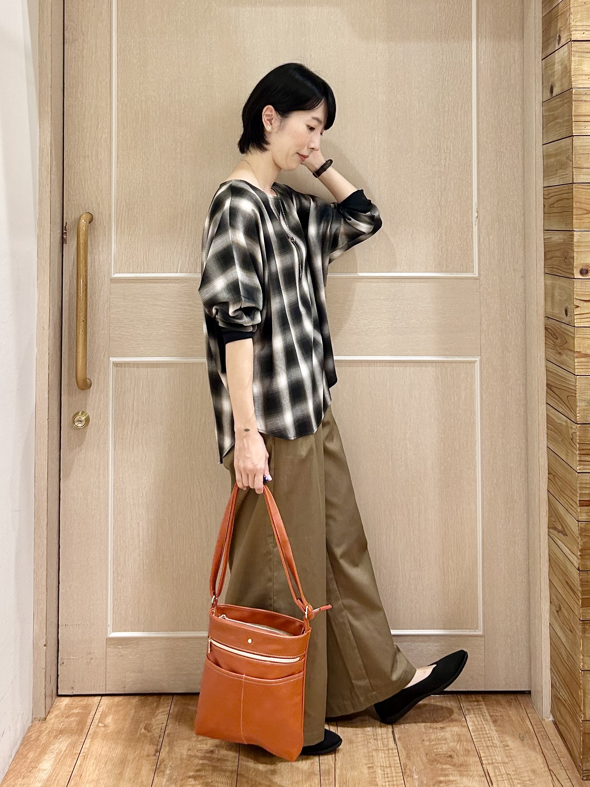 ちぐささんの「SHOO･LA･RUE｜【着丈選べる/洗濯後しわになりにくい】インせず着られる ドルマンブラウス」を使ったコーディネート