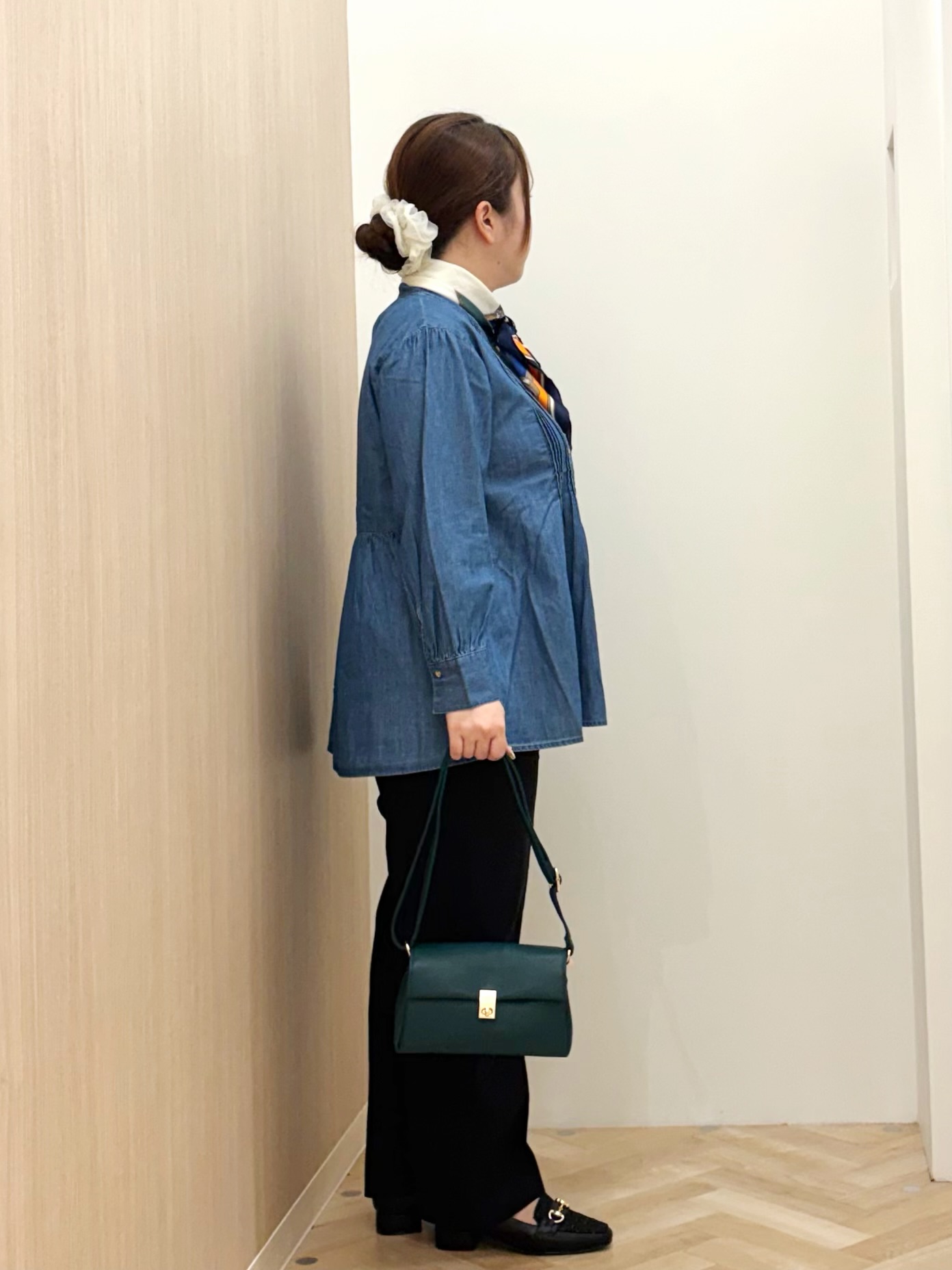 akariさんの「grove｜ピンタックデニムダンガリーブラウス」を使ったコーディネート