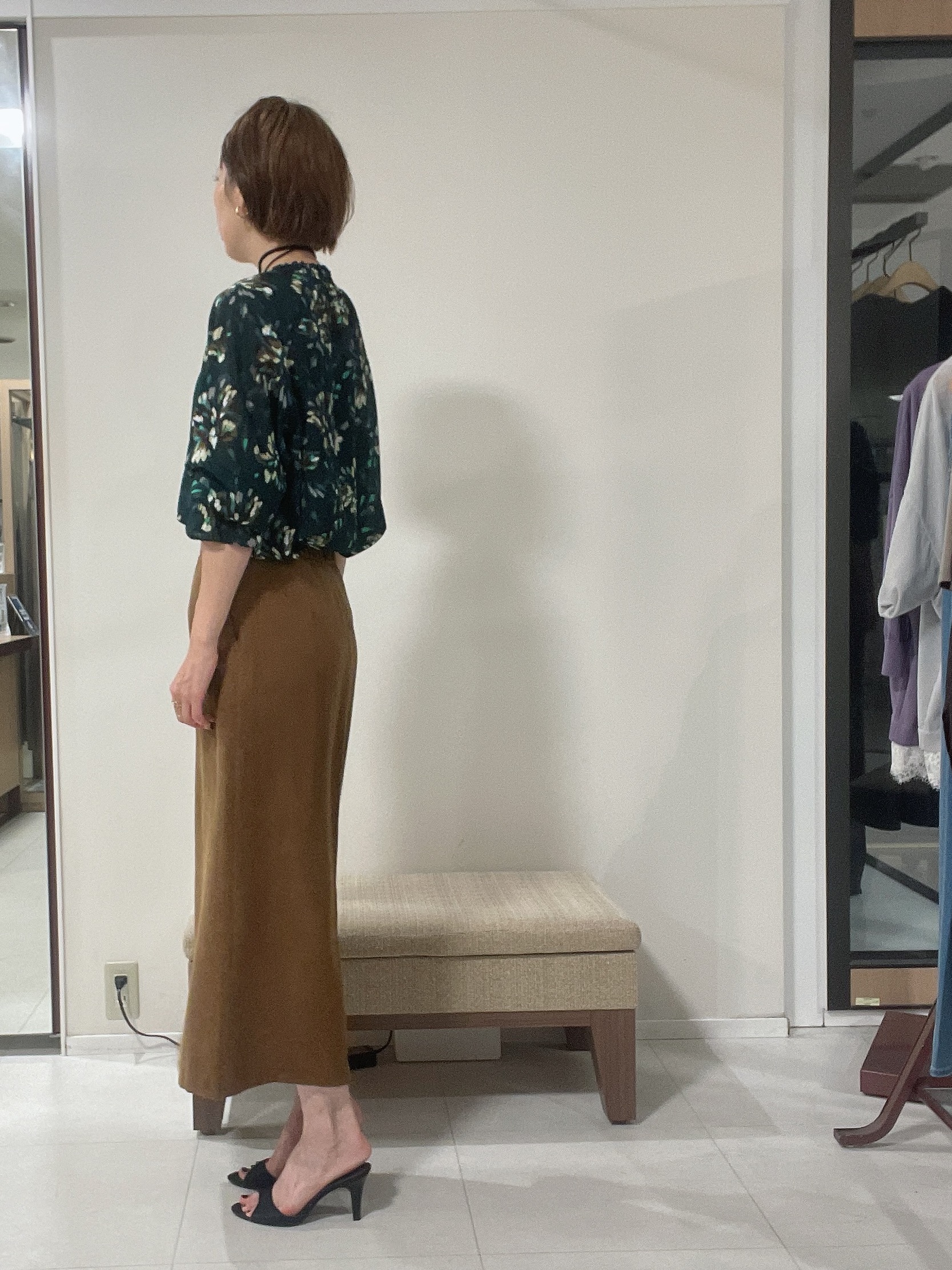 IWAMOさんの「UNTITLED｜【秋映え/花柄】フラワープリントブラウス」を使ったコーディネート